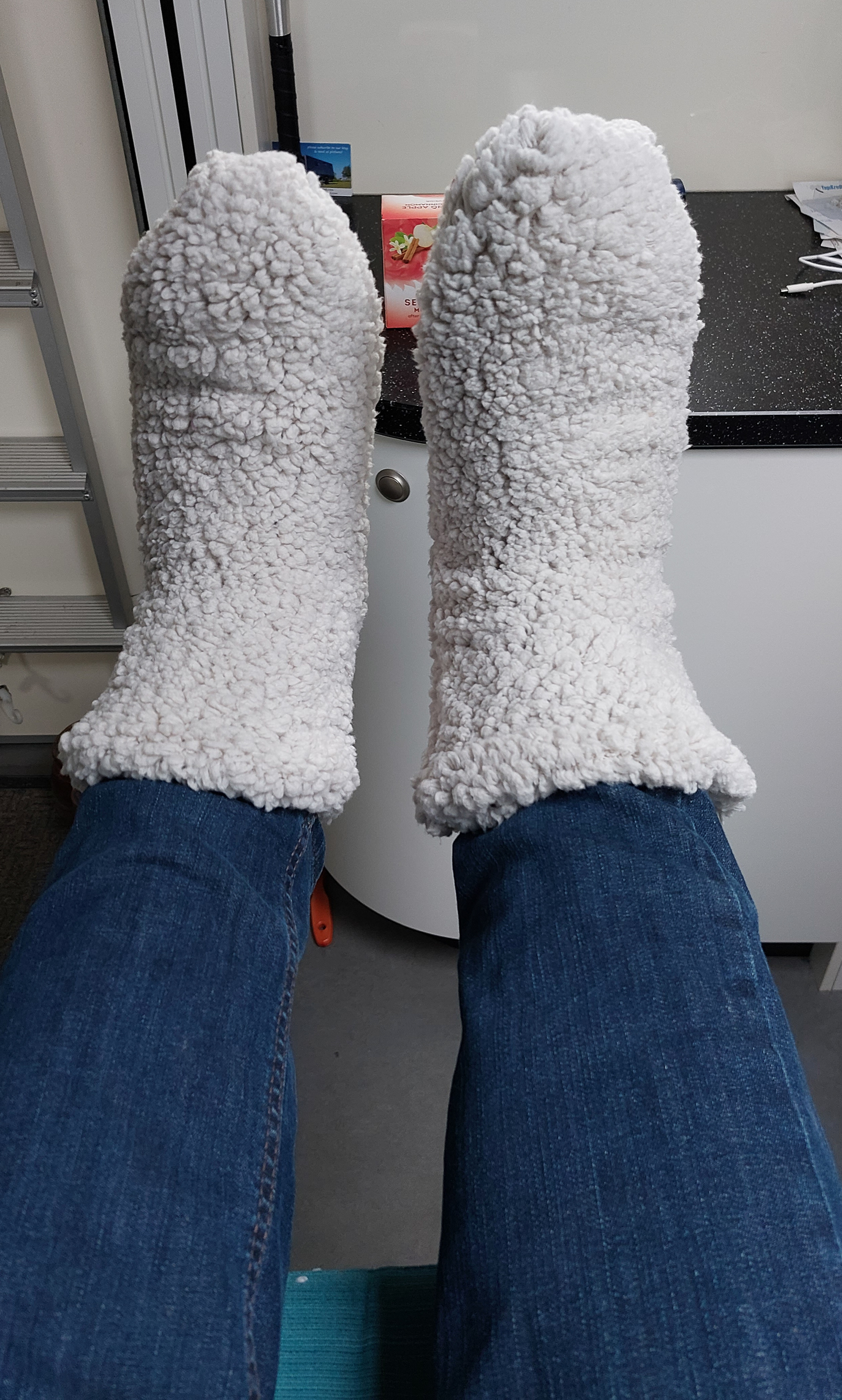<span  class="uc_style_uc_tiles_grid_image_elementor_uc_items_attribute_title" style="color:#FFFFFF;">Carsten bought really pretty 'feet-warmers'</span>