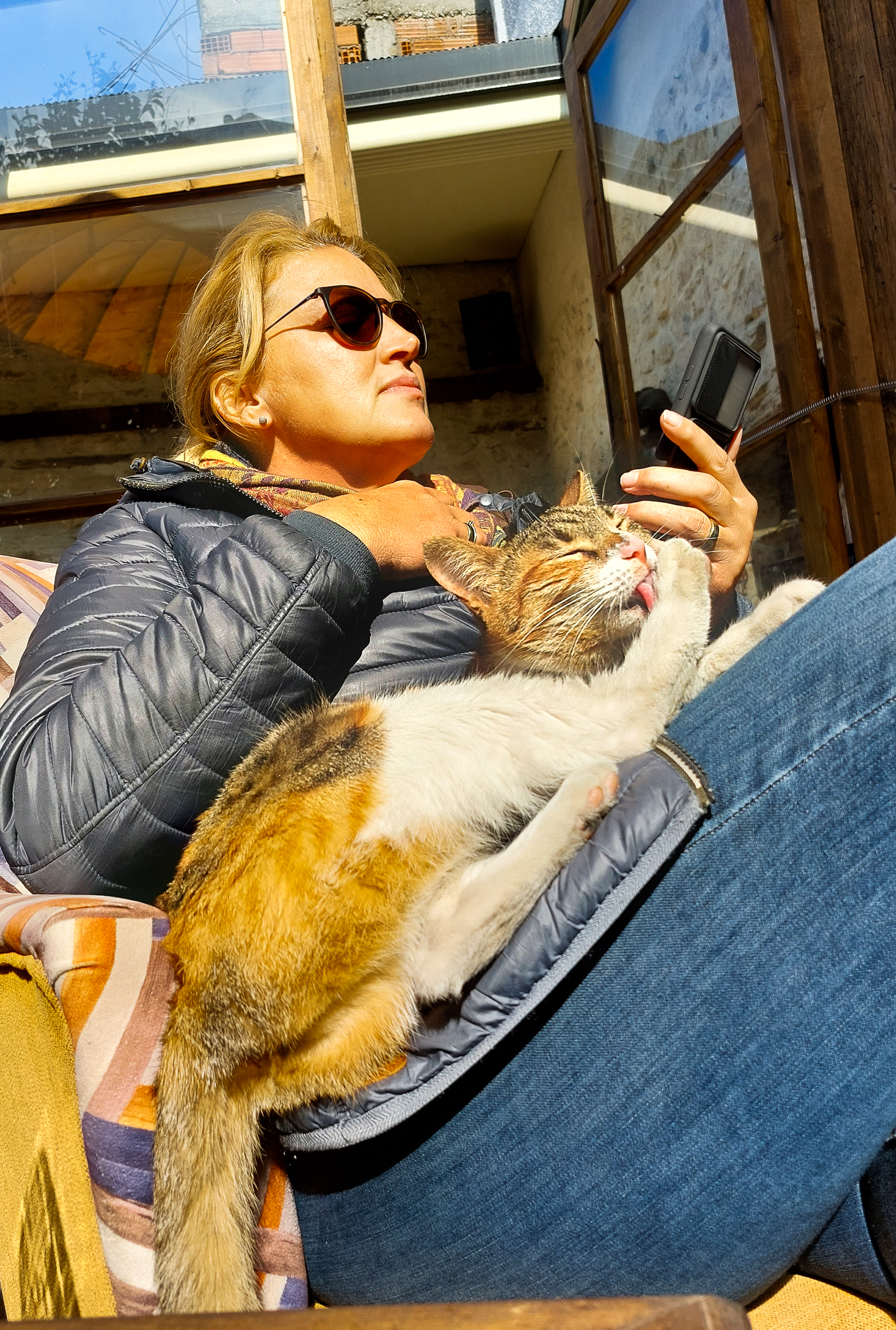 <span  class="uc_style_uc_tiles_grid_image_elementor_uc_items_attribute_title" style="color:#FFFFFF;">Heike got a (temporary) cat while we were having a glas of wine in a bar</span>