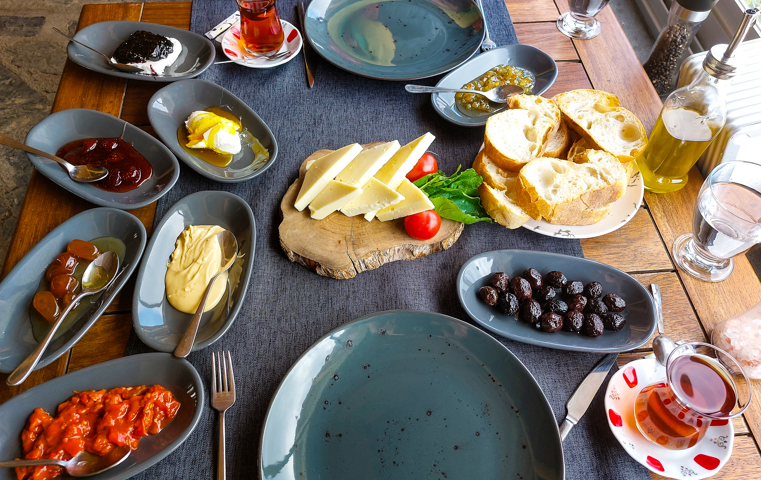 <span  class="uc_style_uc_tiles_grid_image_elementor_uc_items_attribute_title" style="color:#FFFFFF;">This is how a traditional turkish breakfast can look like (plenty of stuff on the table)</span>