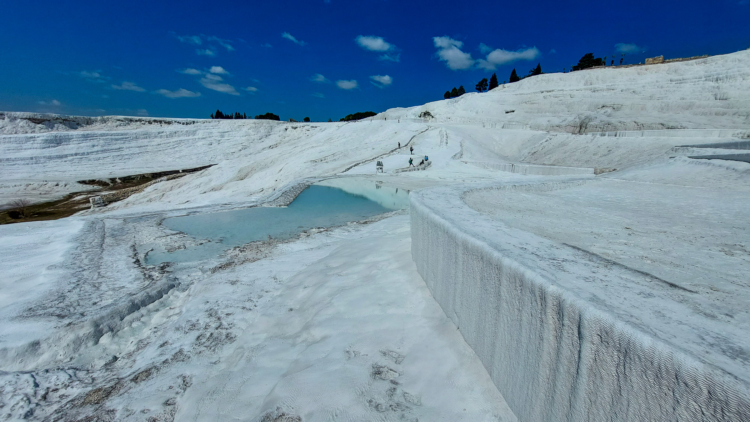 <span  class="uc_style_uc_tiles_grid_image_elementor_uc_items_attribute_title" style="color:#FFFFFF;">Pamukkale: carbonate mineral from thermal springs transforms the region (looks like a snow field)</span>