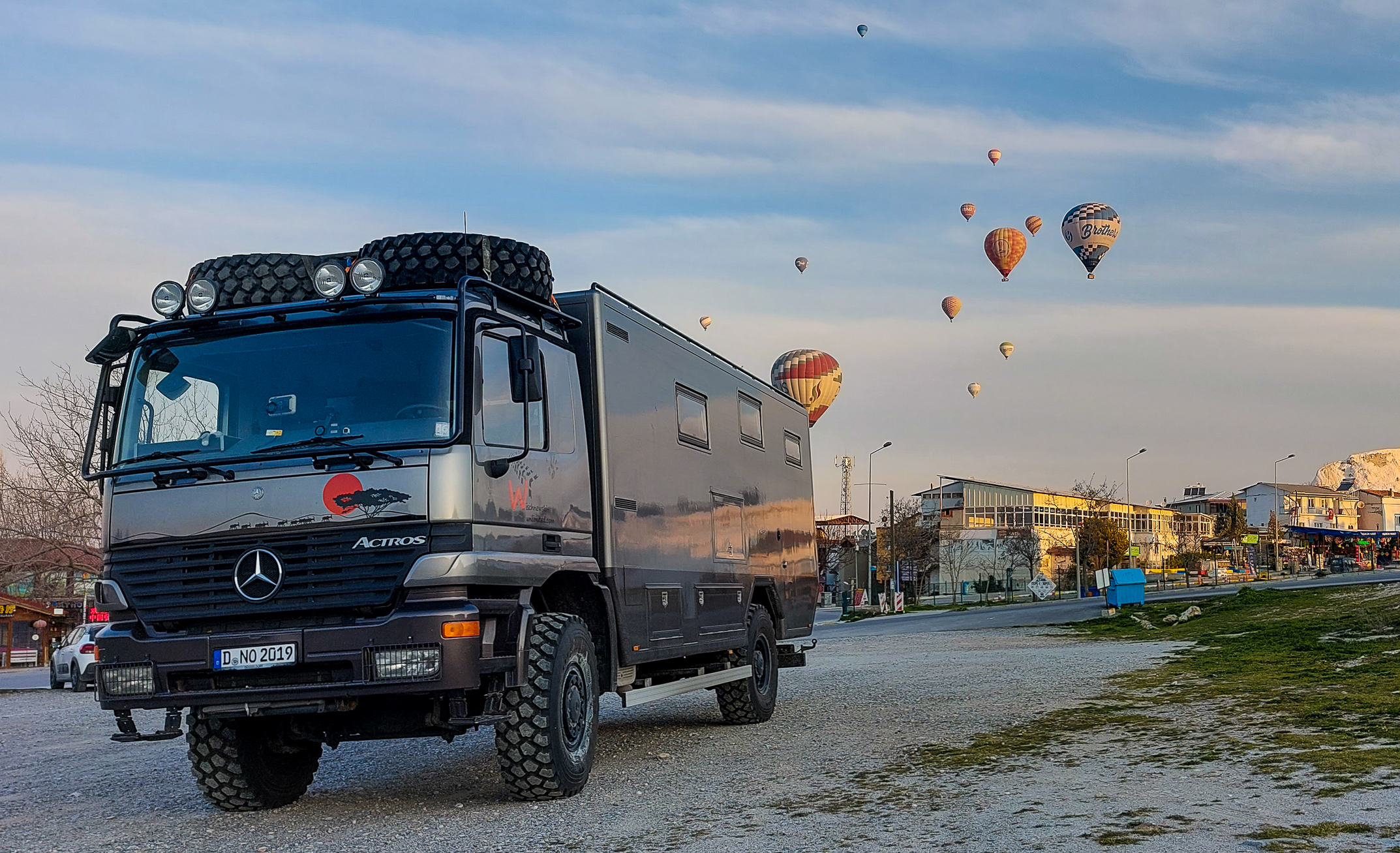 <span  class="uc_style_uc_tiles_grid_image_elementor_uc_items_attribute_title" style="color:#FFFFFF;">Pamukkale:special thing are the baloons that start their trip in the mornings</span>