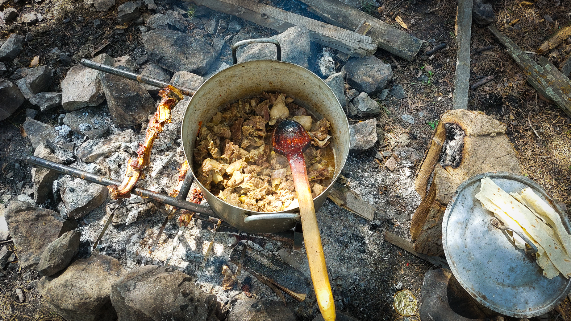 <span  class="uc_style_uc_tiles_grid_image_elementor_uc_items_attribute_title" style="color:#ffffff;">solide Georgian cooking, over the camp fire, yummy!</span>