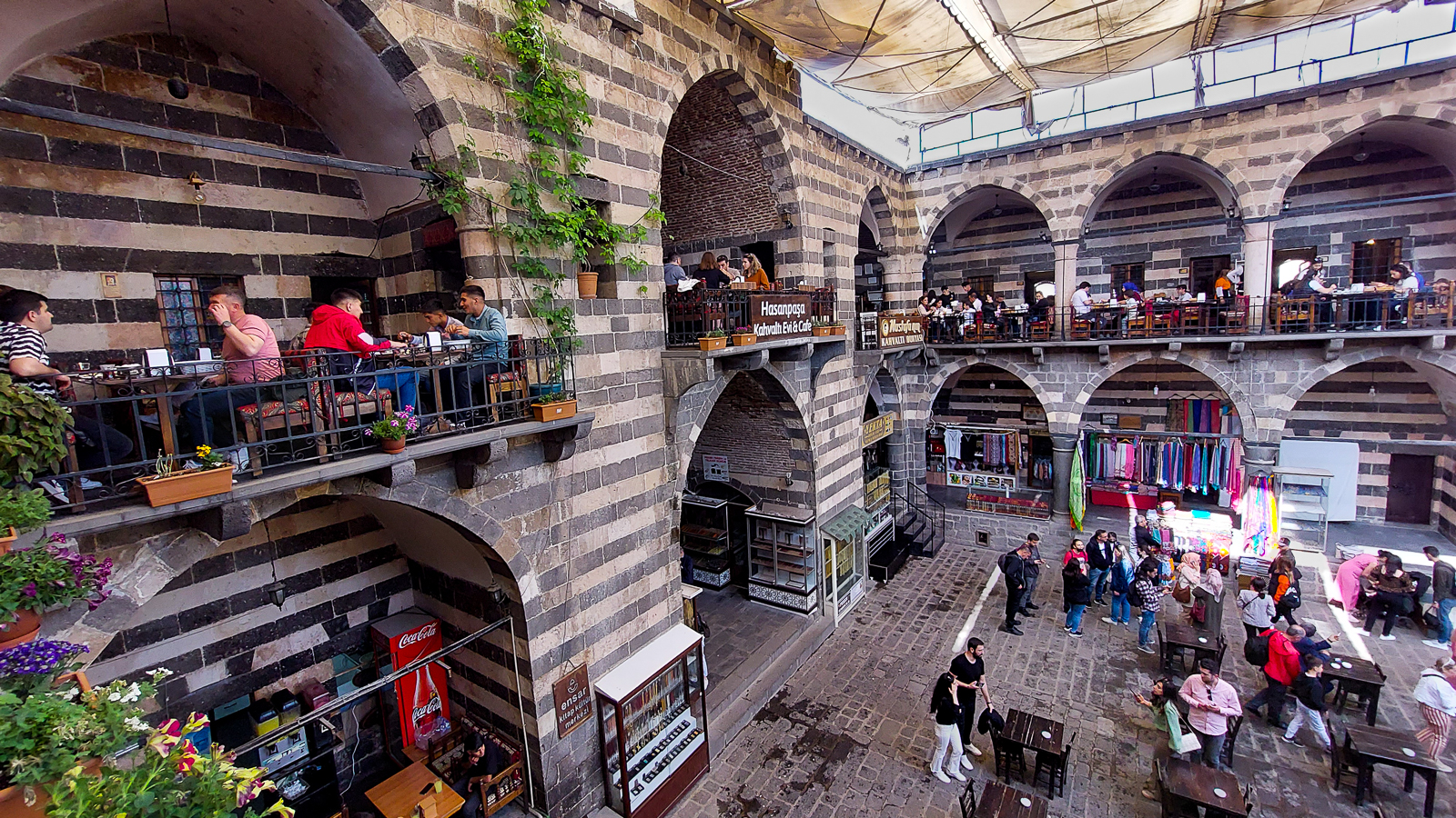 <span  class="uc_style_uc_tiles_grid_image_elementor_uc_items_attribute_title" style="color:#ffffff;">Diyarbakir, downtown, great place for tea and breakfast</span>