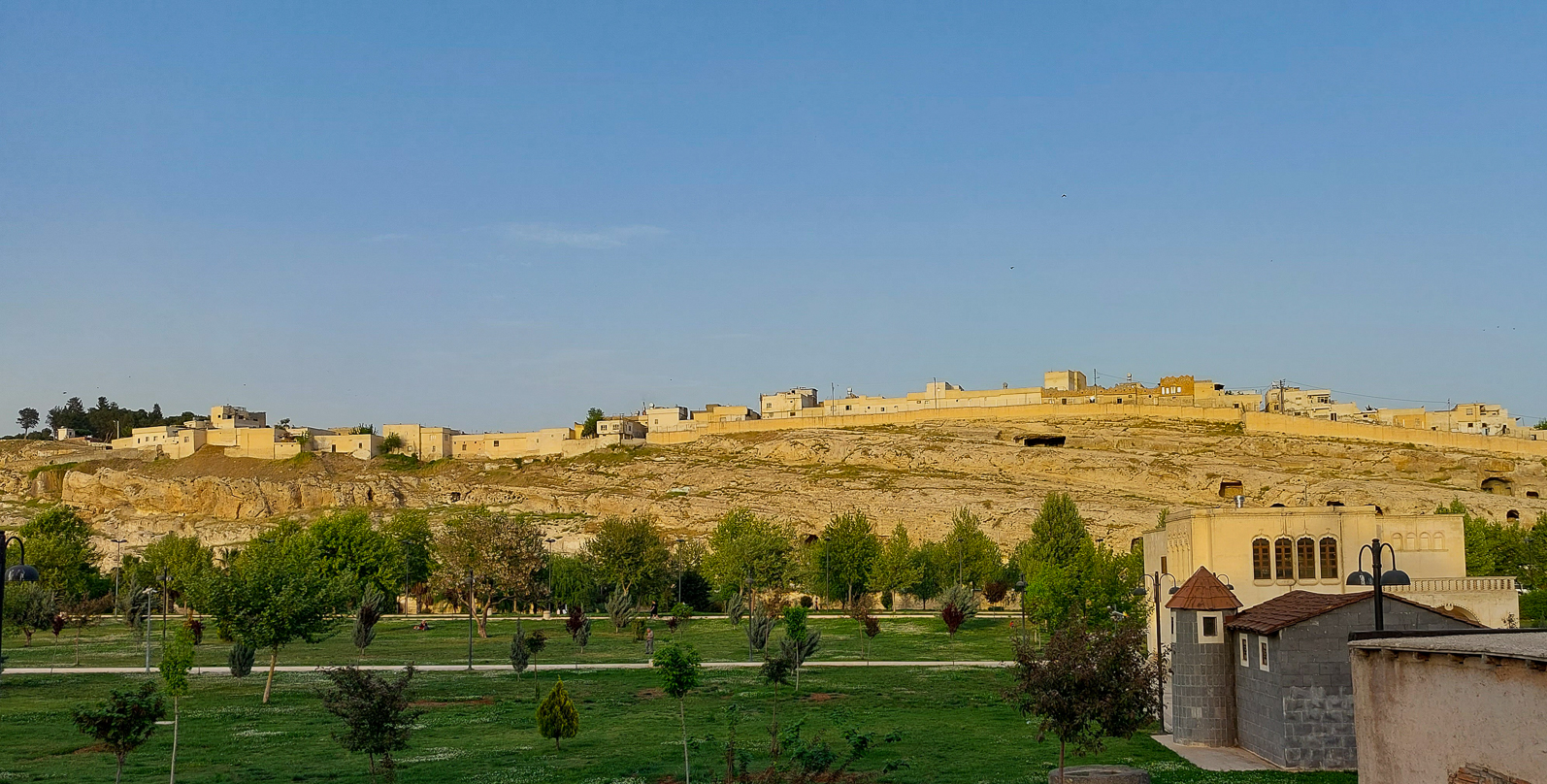 <span  class="uc_style_uc_tiles_grid_image_elementor_uc_items_attribute_title" style="color:#ffffff;">Sanliurfa, city walls</span>