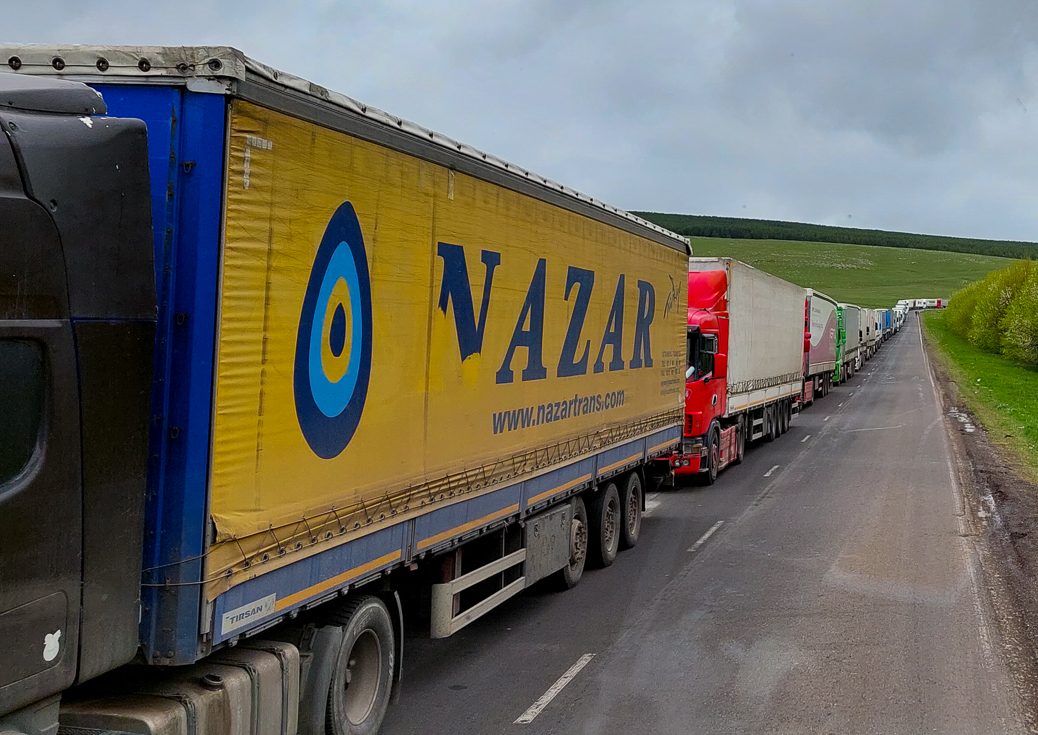 <span  class="uc_style_uc_tiles_grid_image_elementor_uc_items_attribute_title" style="color:#ffffff;">20 kilometers of trucks waiting at the border from Turkey to Gerorgia, unbelievable (thank god that we could pass that stay without waiting)</span>