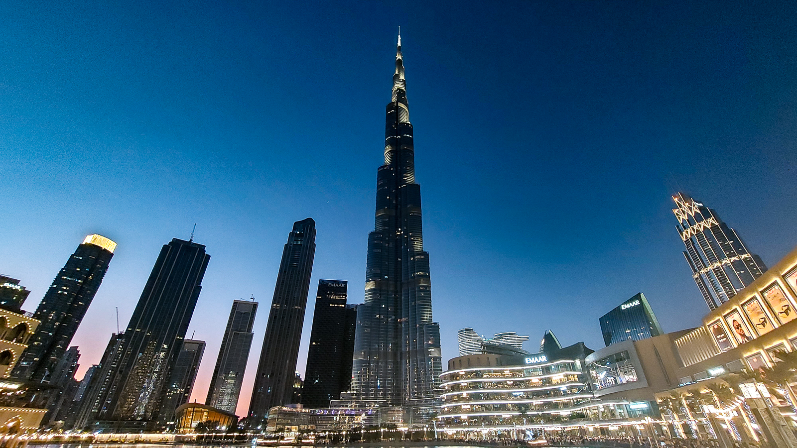 <span  class="uc_style_uc_tiles_grid_image_elementor_uc_items_attribute_title" style="color:#ffffff;">The number 1 sight in Dubai (in the Emirates): Burj Khalifa</span>