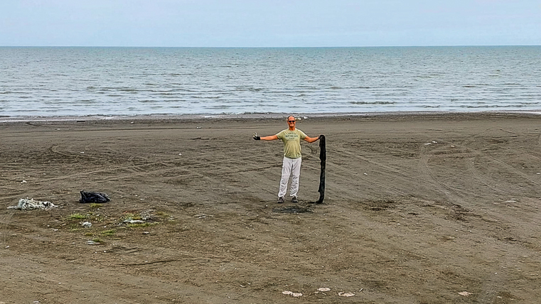 <span  class="uc_style_uc_tiles_grid_image_elementor_uc_items_attribute_title" style="color:#ffffff;">Caspian See: Carsten (while/ after cleaning the beach)</span>