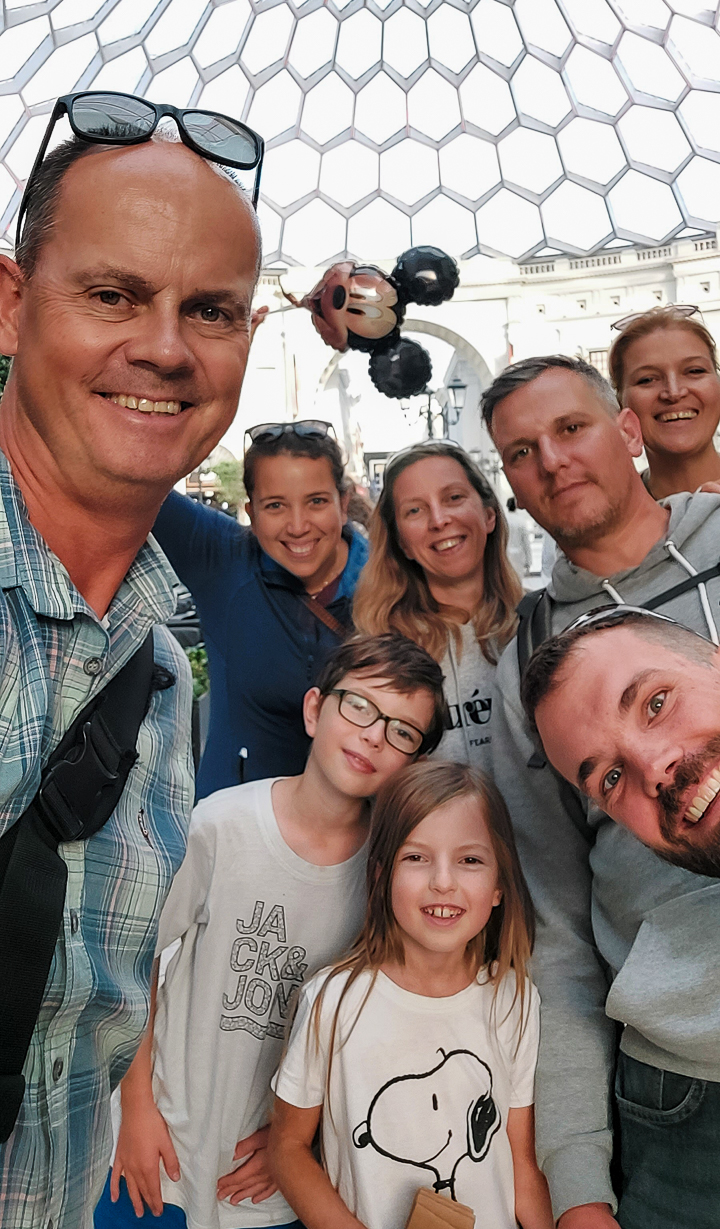 <span  class="uc_style_uc_tiles_grid_image_elementor_uc_items_attribute_title" style="color:#ffffff;">travel family still complete - big fun!</span>