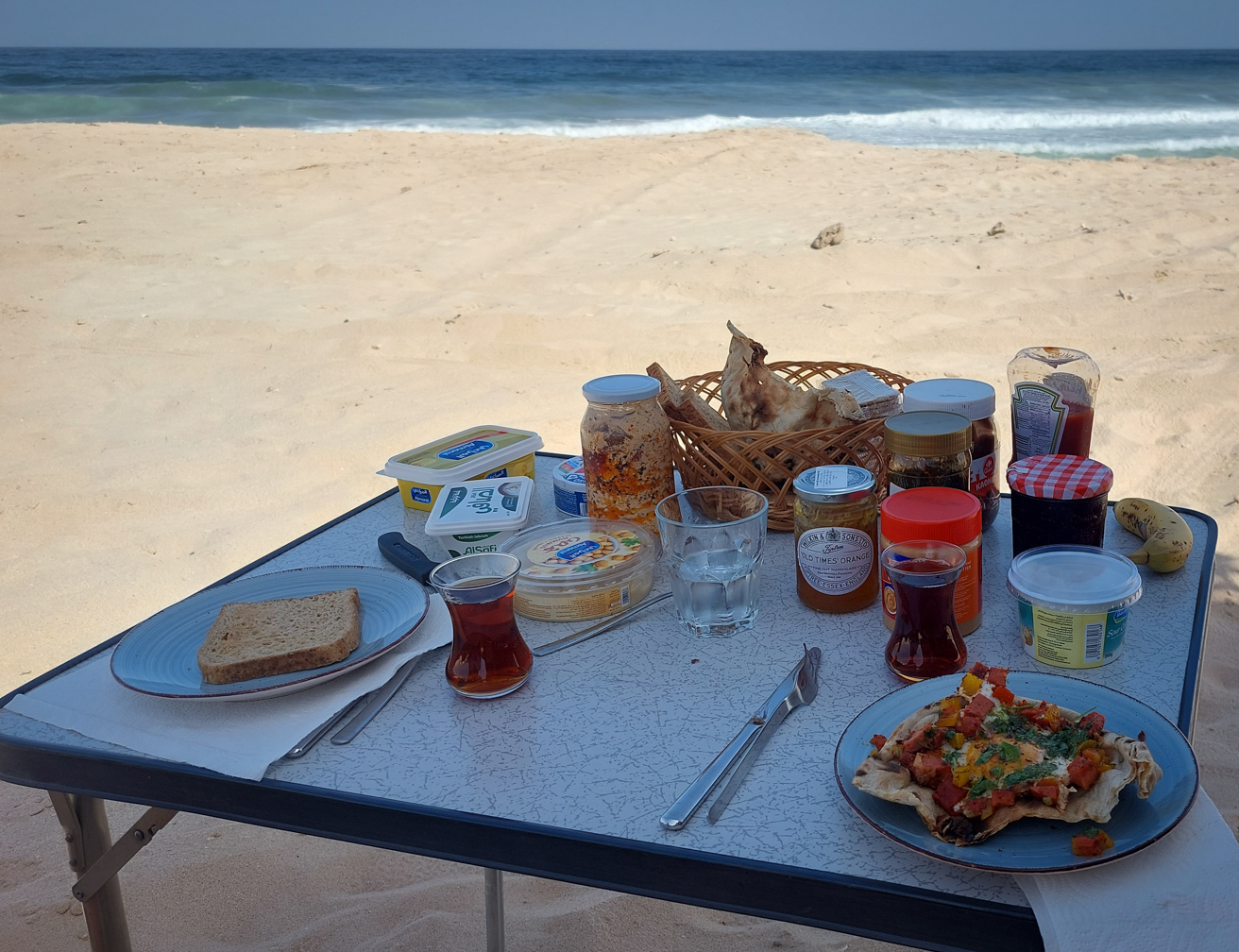 <span  class="uc_style_uc_tiles_grid_image_elementor_uc_items_attribute_title" style="color:#ffffff;">Breakfast at the beach</span>