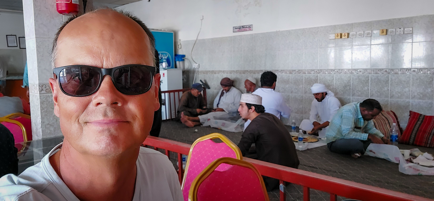 <span  class="uc_style_uc_tiles_grid_image_elementor_uc_items_attribute_title" style="color:#ffffff;">Omani restaurant: eating at the floor, with the hands... sometimes tourists get a table, ..and a spoon :-0</span>