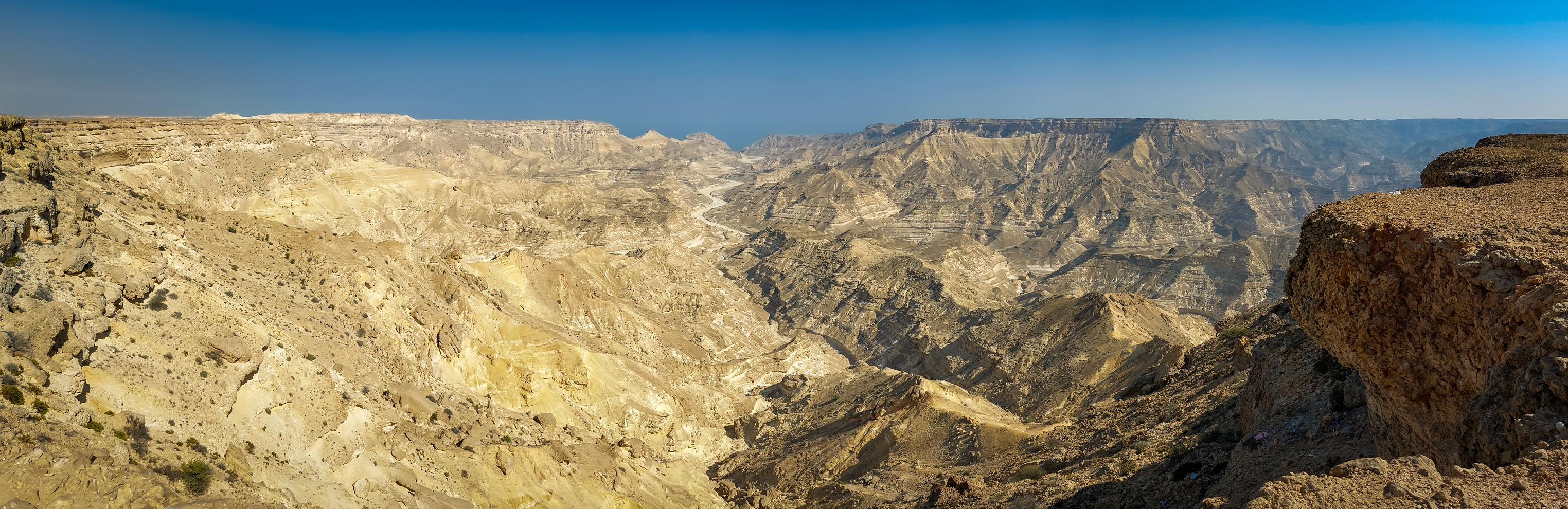<span  class="uc_style_uc_tiles_grid_image_elementor_uc_items_attribute_title" style="color:#ffffff;">wonderfull mountain scenery of Oman</span>
