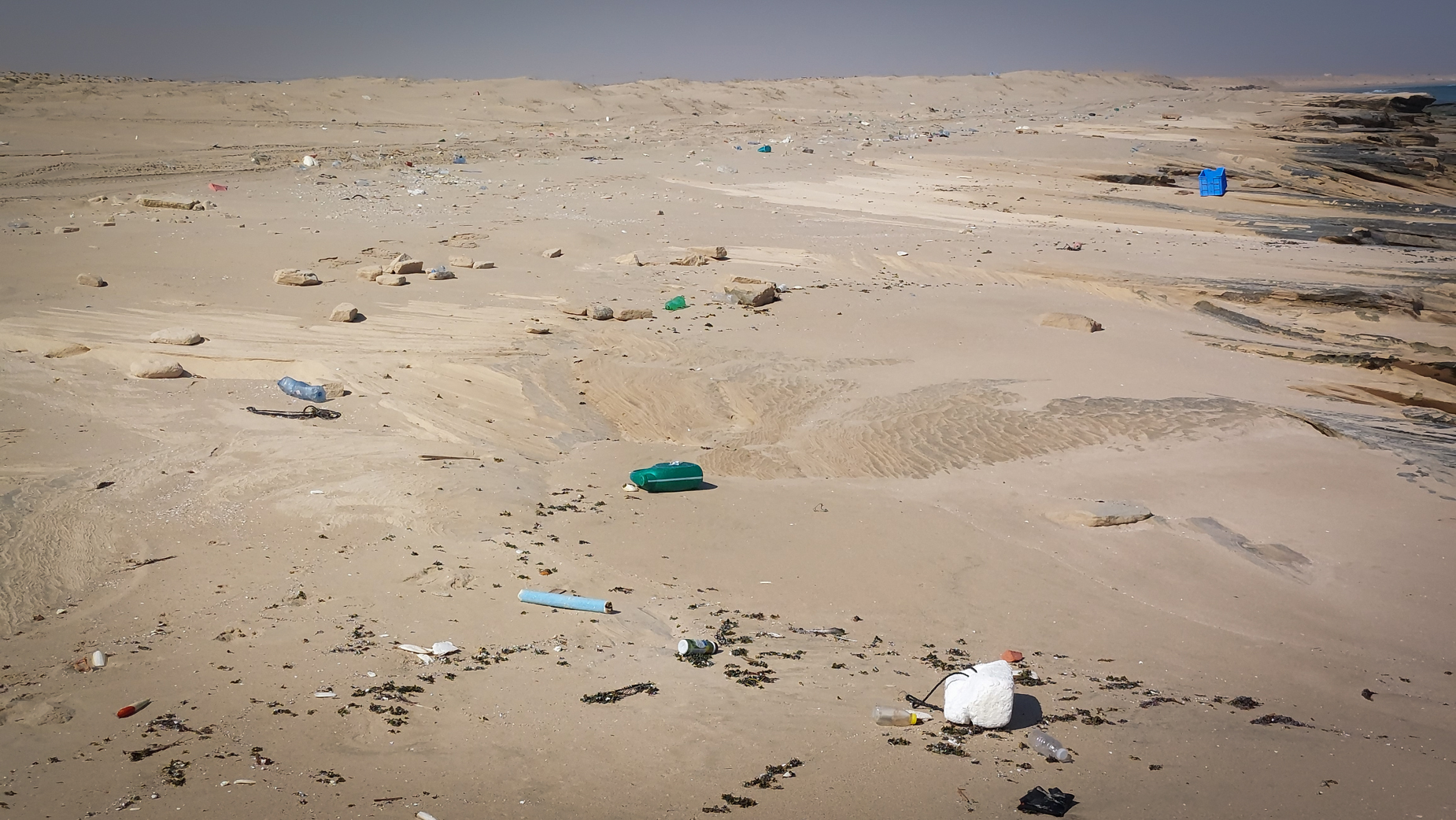<span  class="uc_style_uc_tiles_grid_image_elementor_uc_items_attribute_title" style="color:#ffffff;">trash at Omani beaches</span>