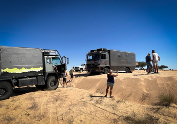 <span  class="uc_style_uc_tiles_grid_image_elementor_uc_items_attribute_title" style="color:#ffffff;">trucks help each other to get through the sand</span>