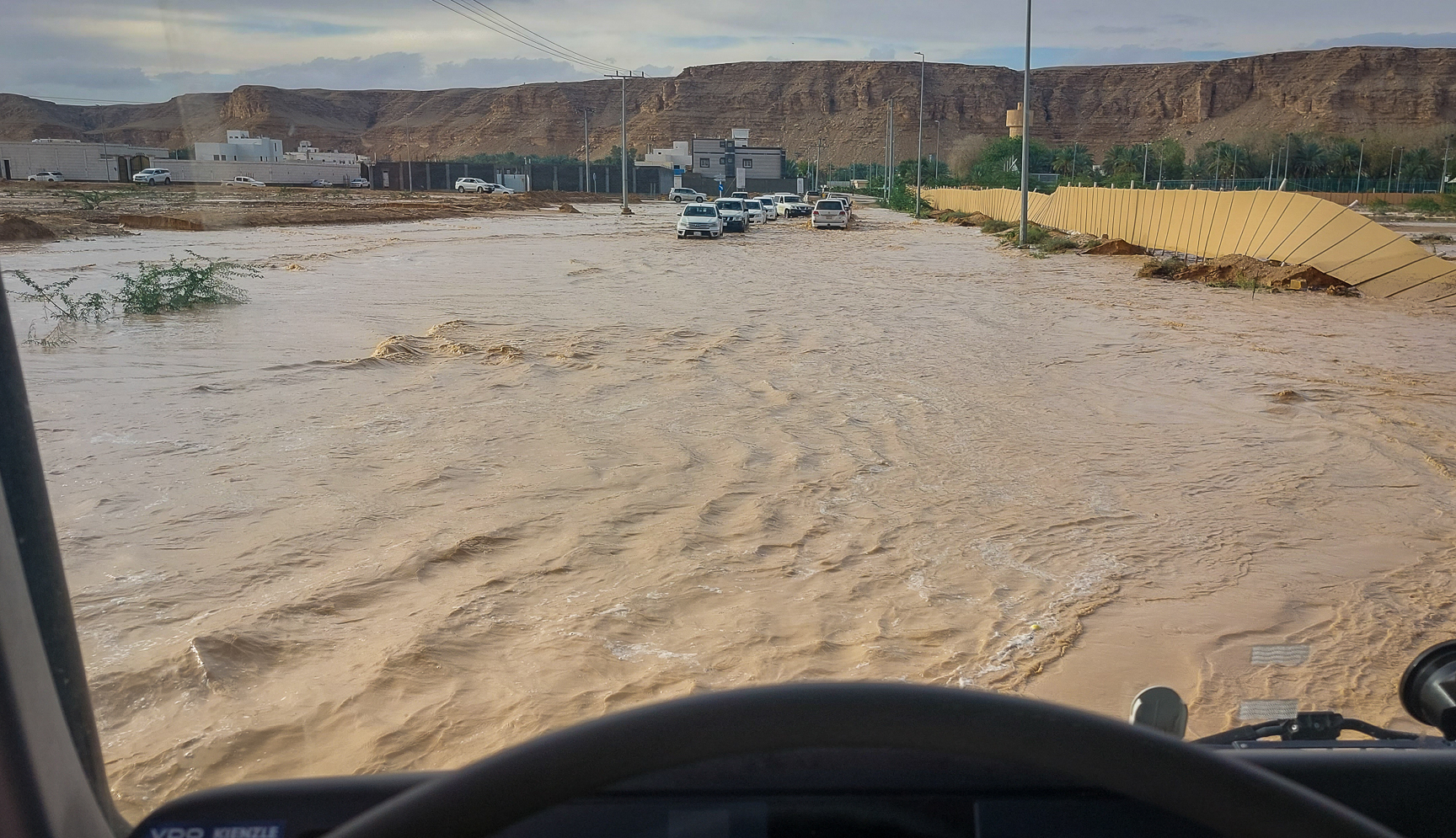 <span  class="uc_style_uc_tiles_grid_image_elementor_uc_items_attribute_title" style="color:#ffffff;">watch out in the desert when it was raining: floods can happen von 1 minute to the other (no problem for Wischneski, just drive through it!)</span>