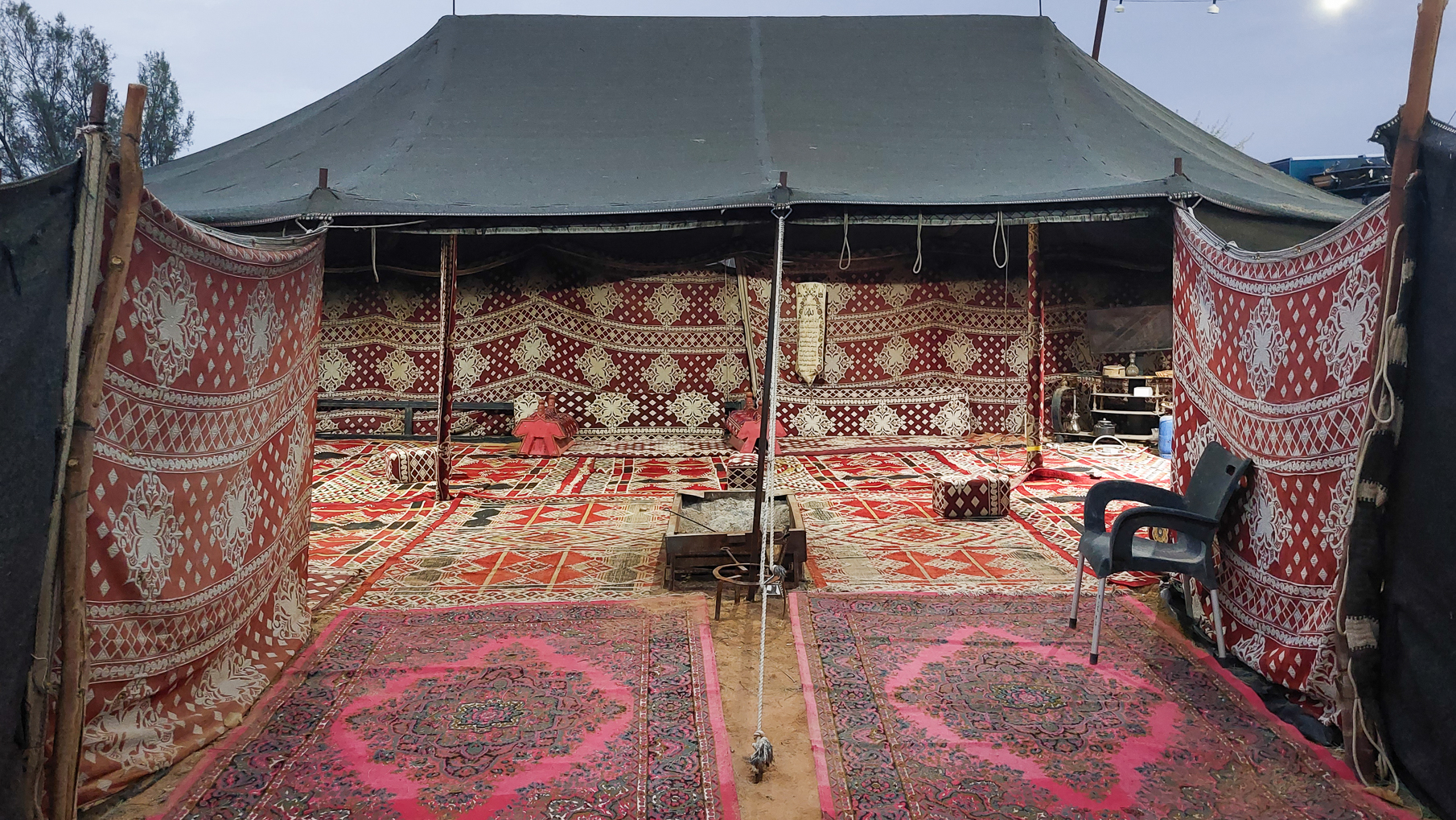<span  class="uc_style_uc_tiles_grid_image_elementor_uc_items_attribute_title" style="color:#ffffff;">a proper Saudi family has it's tent for relaxing and inviting of guests</span>