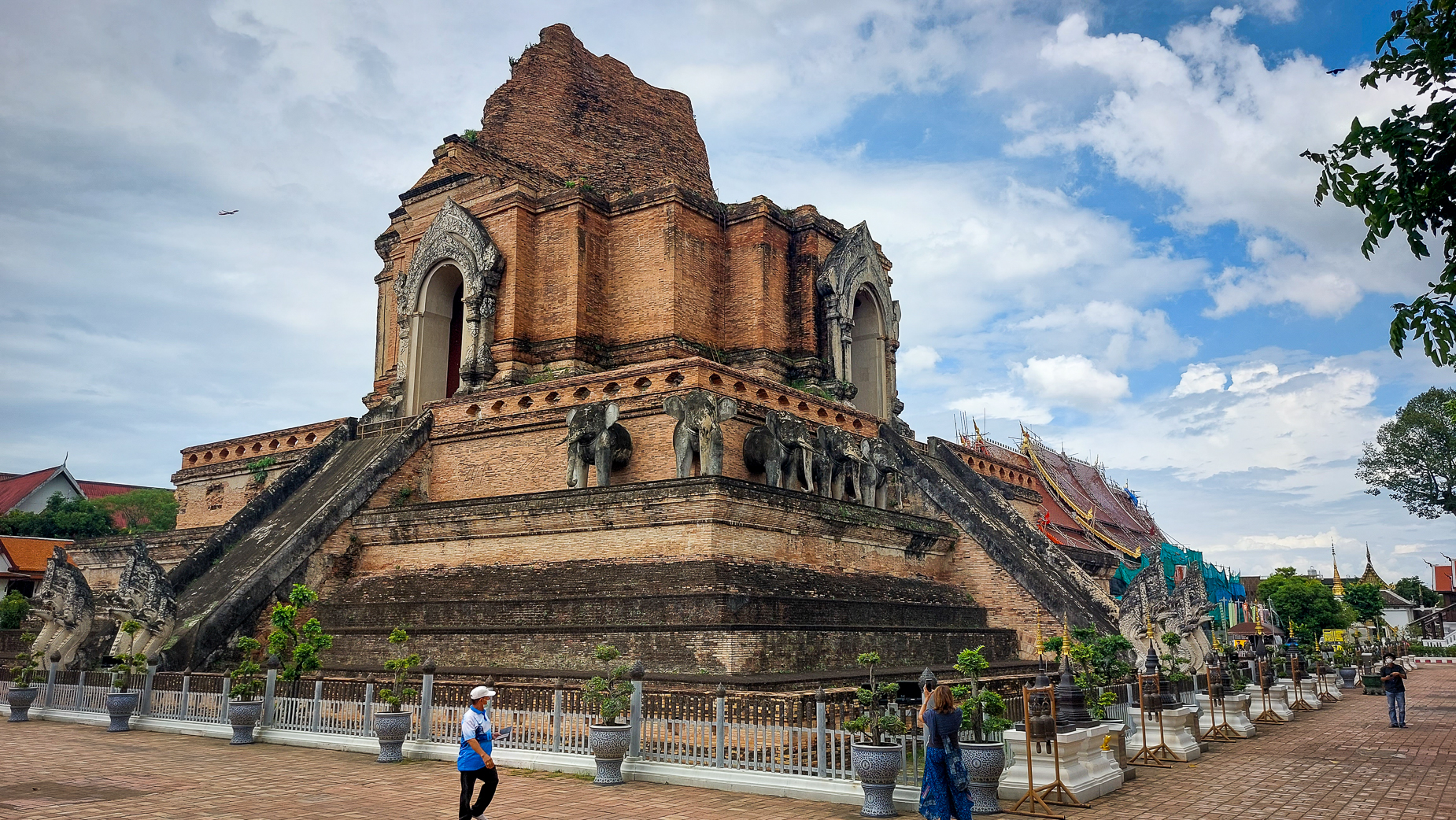 <span  class="uc_style_uc_tiles_grid_image_elementor_uc_items_attribute_title" style="color:#ffffff;">Chiang Mai is the second biggest city in Thailand, ...and full of beautiful temples</span>