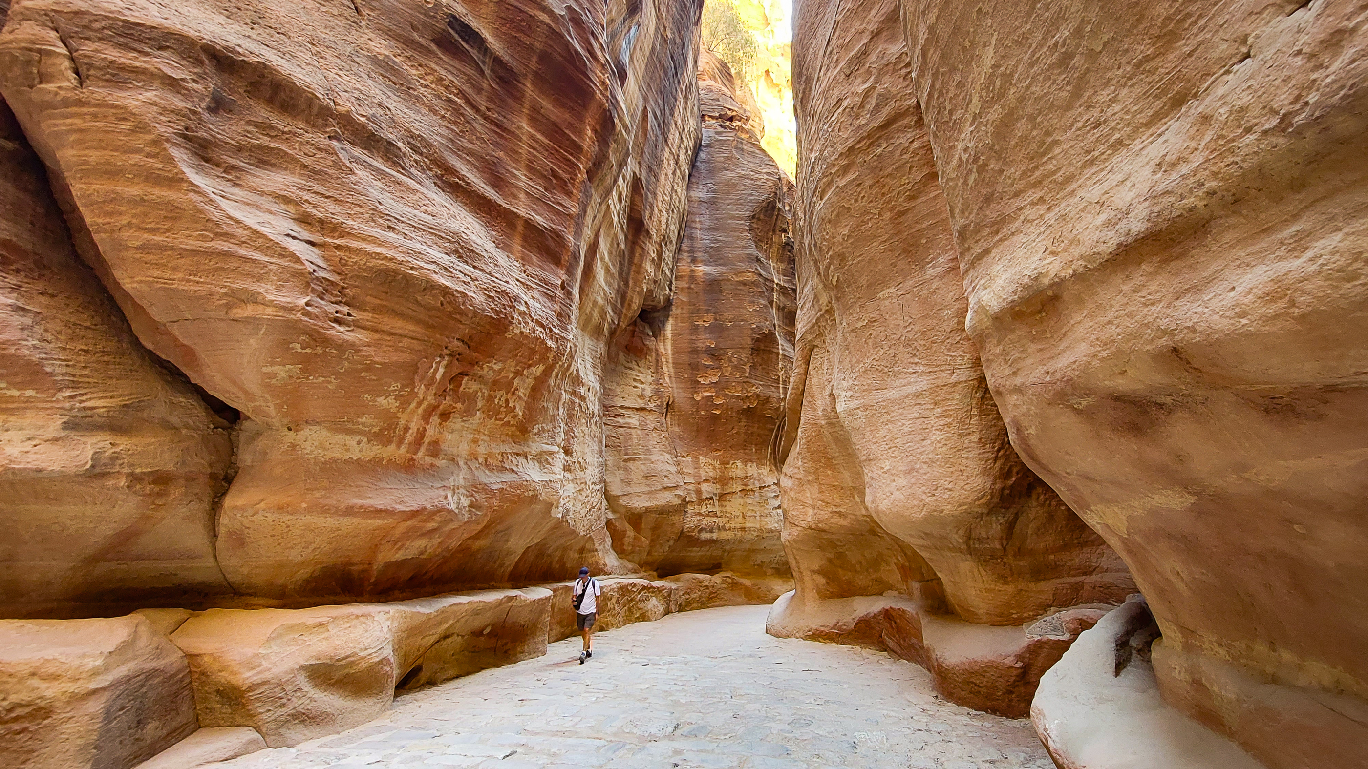 <span  class="uc_style_uc_tiles_grid_image_elementor_uc_items_attribute_title" style="color:#ffffff;">To arrive at Petra it is necessary to walk through beautiful canyons.</span>