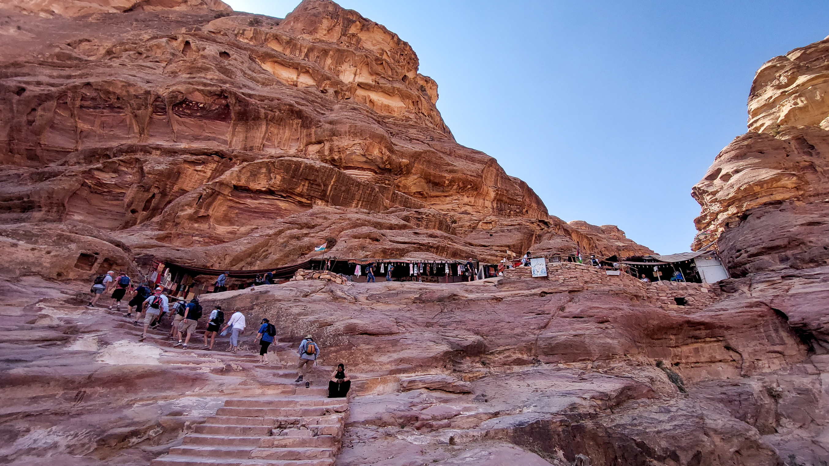 <span  class="uc_style_uc_tiles_grid_image_elementor_uc_items_attribute_title" style="color:#ffffff;">A lot of tourists in Petra</span>