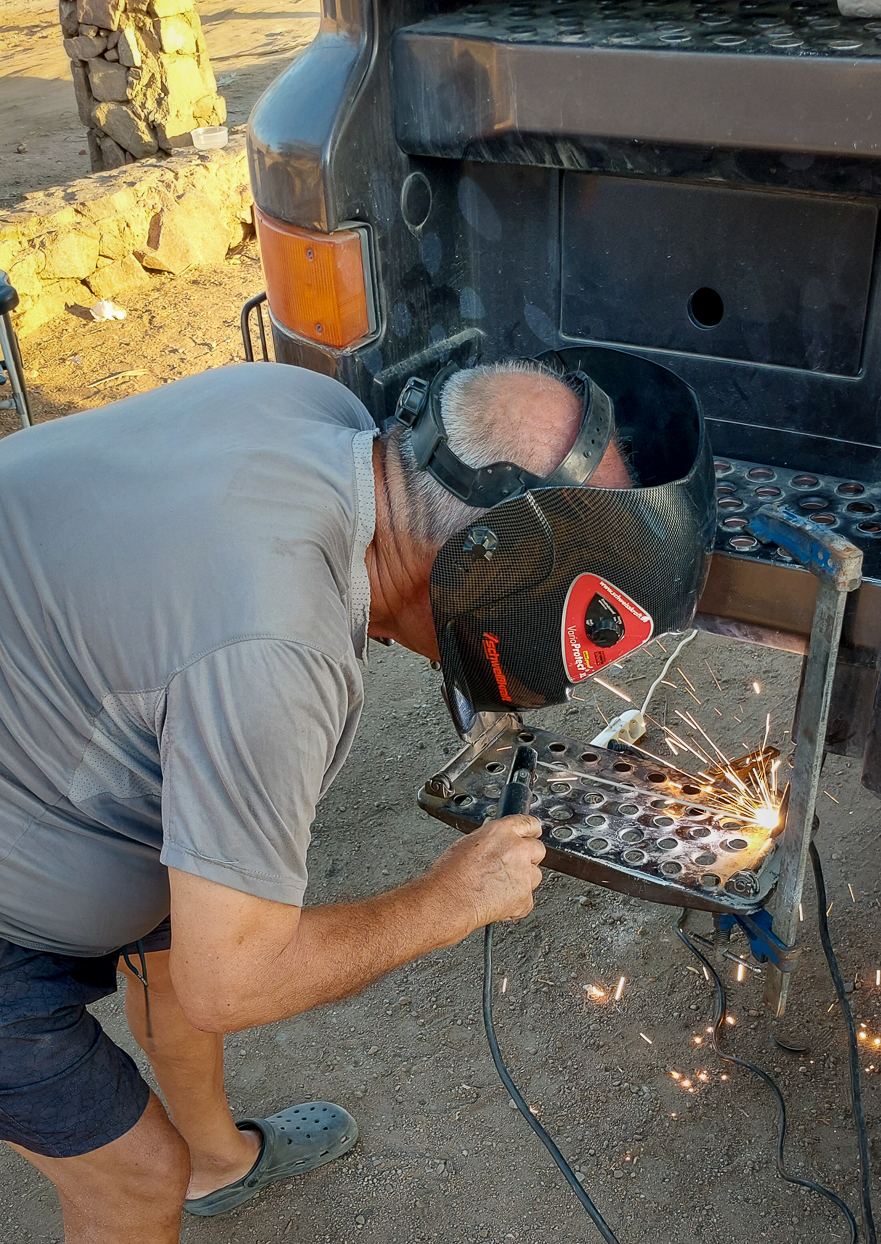 <span  class="uc_style_uc_tiles_grid_image_elementor_uc_items_attribute_title" style="color:#ffffff;">The daily life of a traveller also means 'maintenance' (so good that we have Carlos with us, ...and his welding machine)</span>