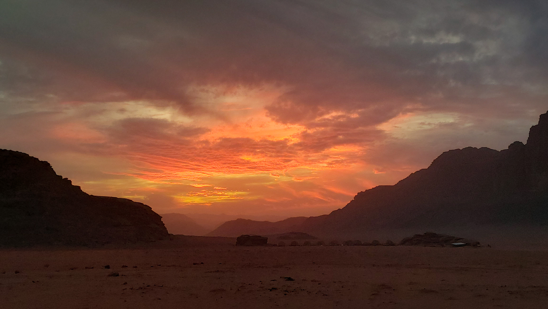 <span  class="uc_style_uc_tiles_grid_image_elementor_uc_items_attribute_title" style="color:#ffffff;">Amazing sunsets in Wadi Rum</span>