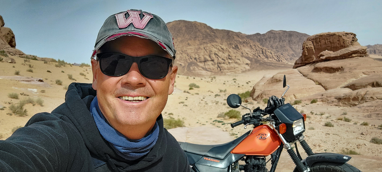 <span  class="uc_style_uc_tiles_grid_image_elementor_uc_items_attribute_title" style="color:#ffffff;">Carsten cruising through the desert</span>