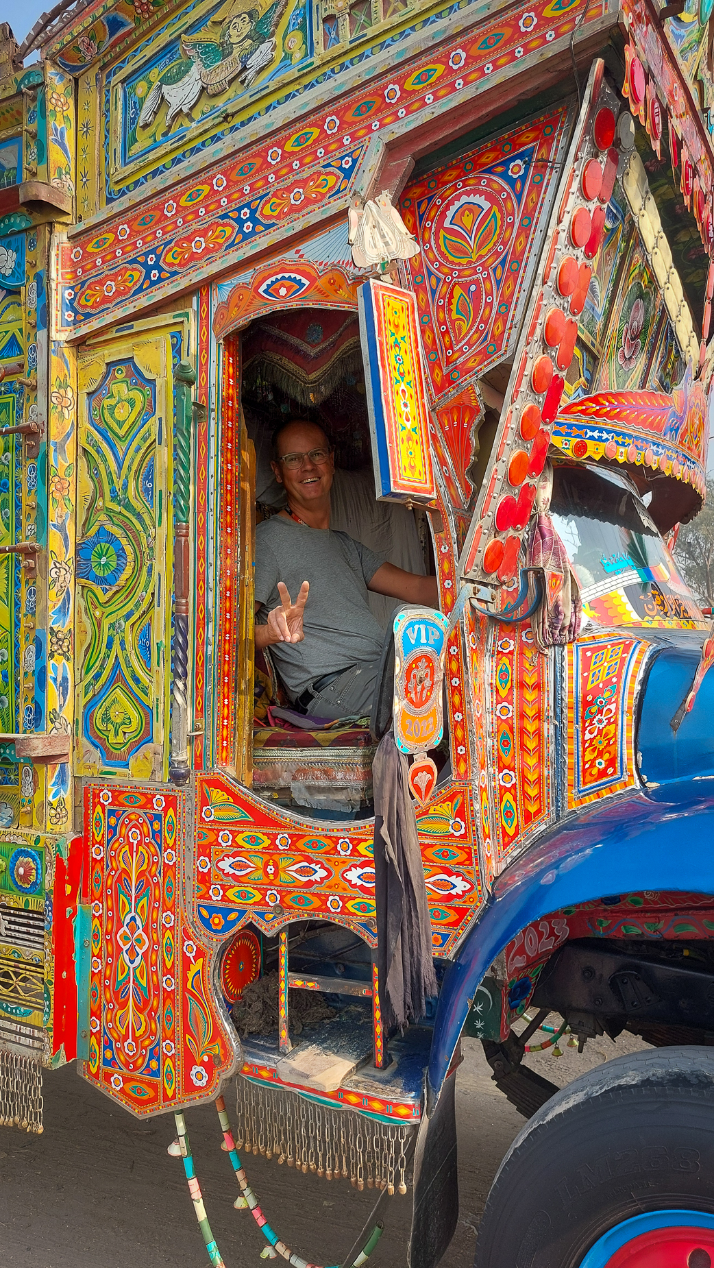 <span  class="uc_style_uc_tiles_grid_image_elementor_uc_items_attribute_title" style="color:#ffffff;">Carsten could not stand it: he must try one of those Pakistanian trucks</span>