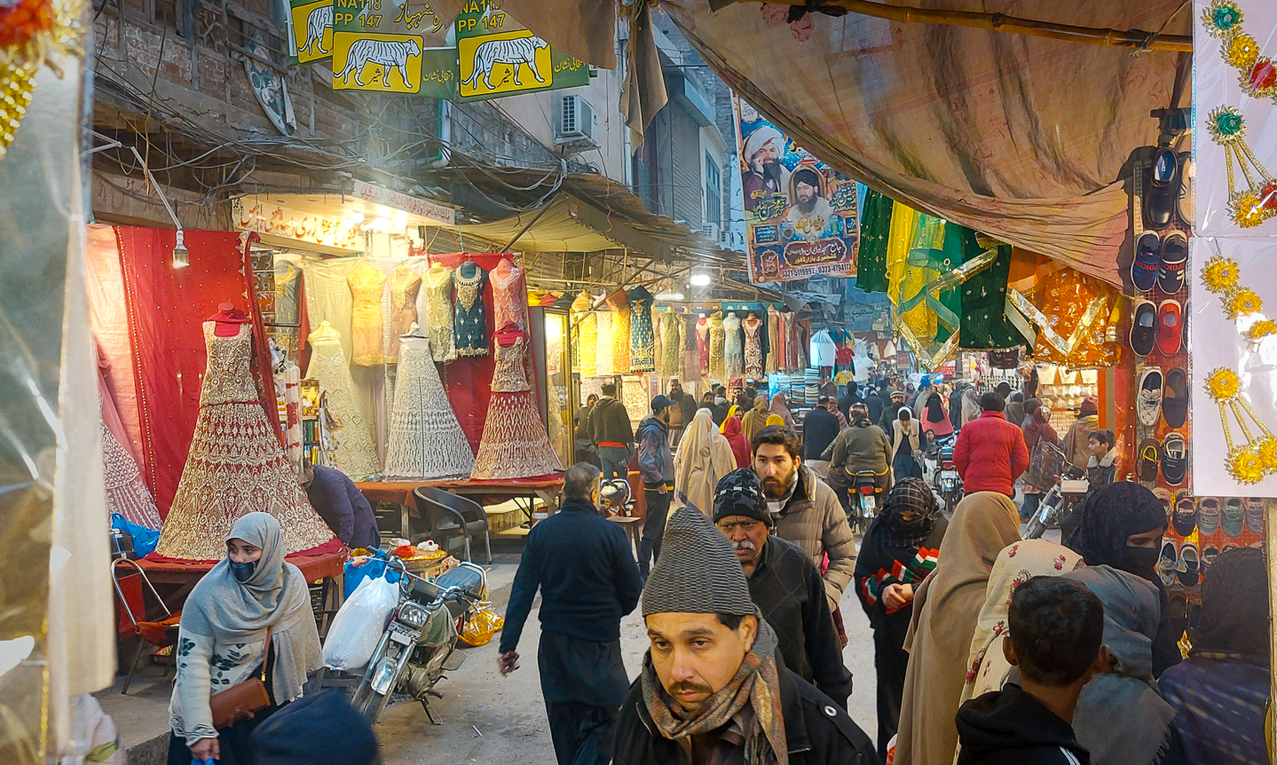 <span  class="uc_style_uc_tiles_grid_image_elementor_uc_items_attribute_title" style="color:#ffffff;">street bazzar in Lahore (very alive!)</span>