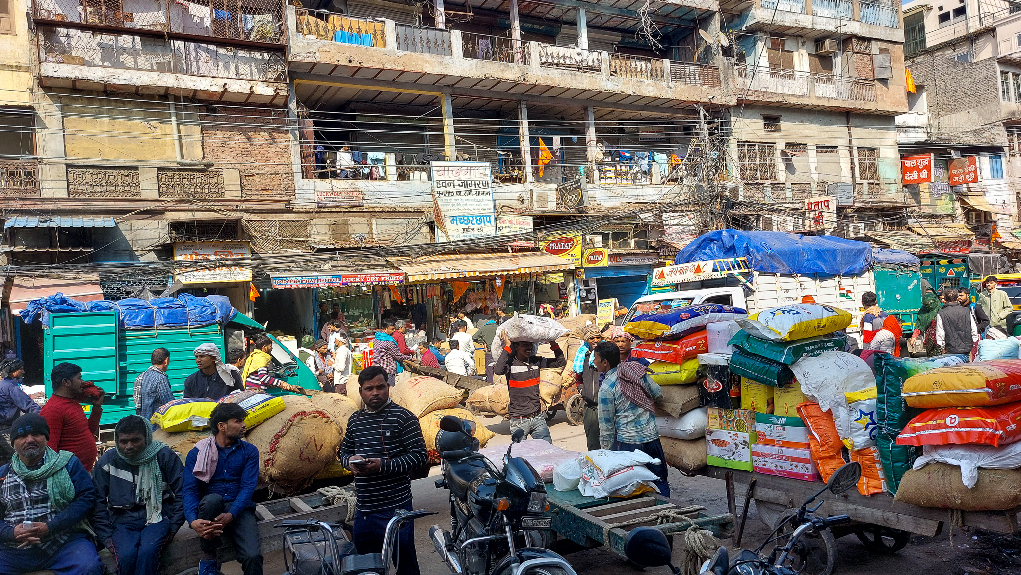 <span  class="uc_style_uc_tiles_grid_image_elementor_uc_items_attribute_title" style="color:#ffffff;">Old Delhi: streets are full (of life)</span>