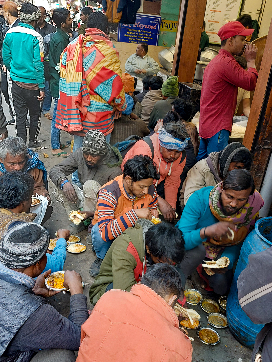 <span  class="uc_style_uc_tiles_grid_image_elementor_uc_items_attribute_title" style="color:#ffffff;">People waiting in front of restaurants in order to get something to eat for free</span>