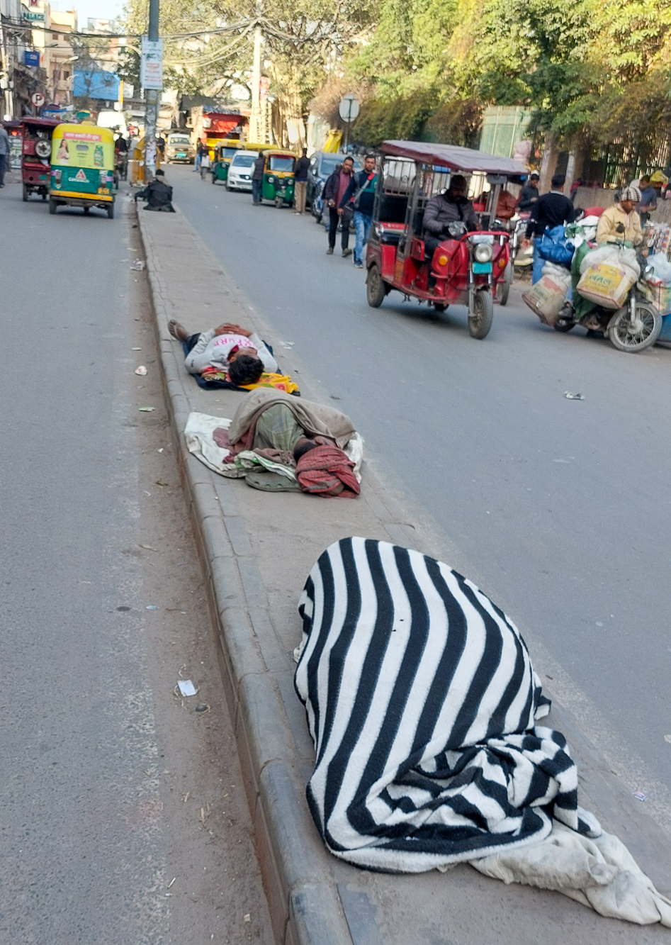 <span  class="uc_style_uc_tiles_grid_image_elementor_uc_items_attribute_title" style="color:#ffffff;">people sleeping on the streets of Delhi</span>