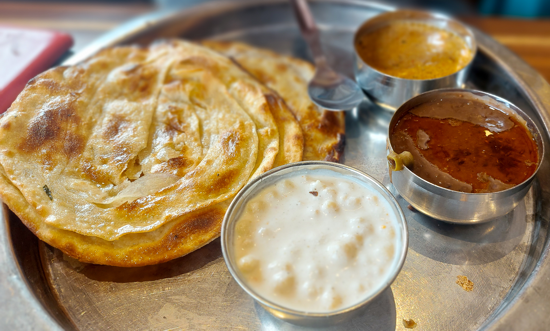 <span  class="uc_style_uc_tiles_grid_image_elementor_uc_items_attribute_title" style="color:#ffffff;">One of the reasons why we wanted to visit India: the delicious food (here: korma with paratha)</span>