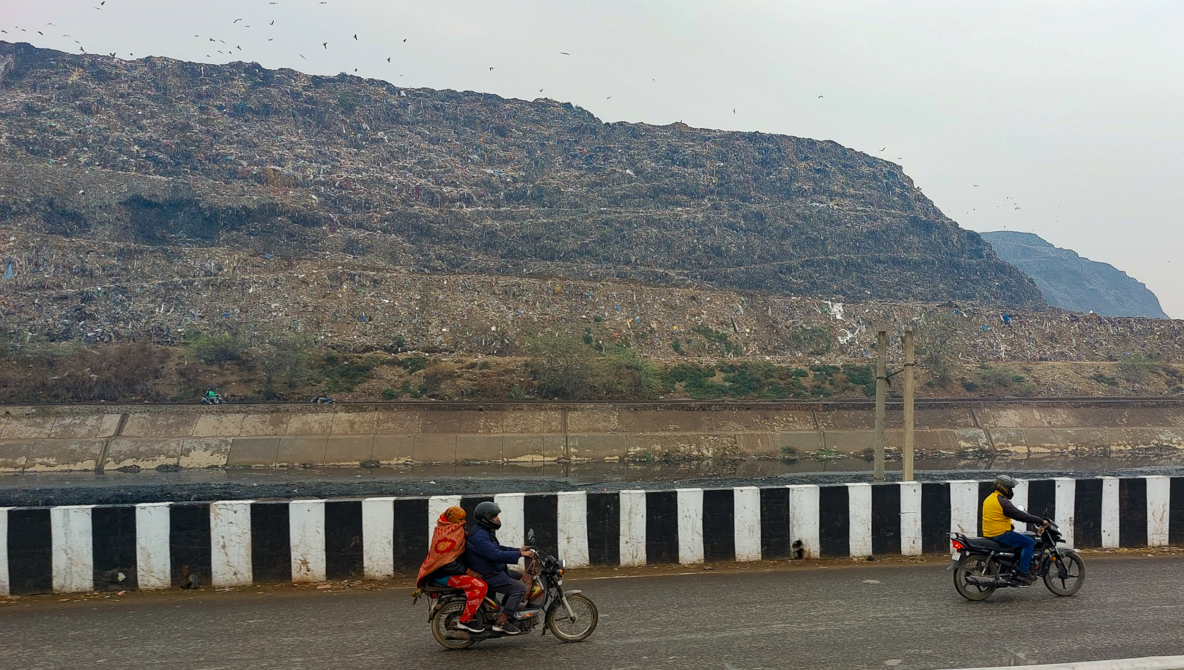 <span  class="uc_style_uc_tiles_grid_image_elementor_uc_items_attribute_title" style="color:#ffffff;">arriving to New Delhi: this is the biggest, most stinking waste disposal site we ever saw</span>