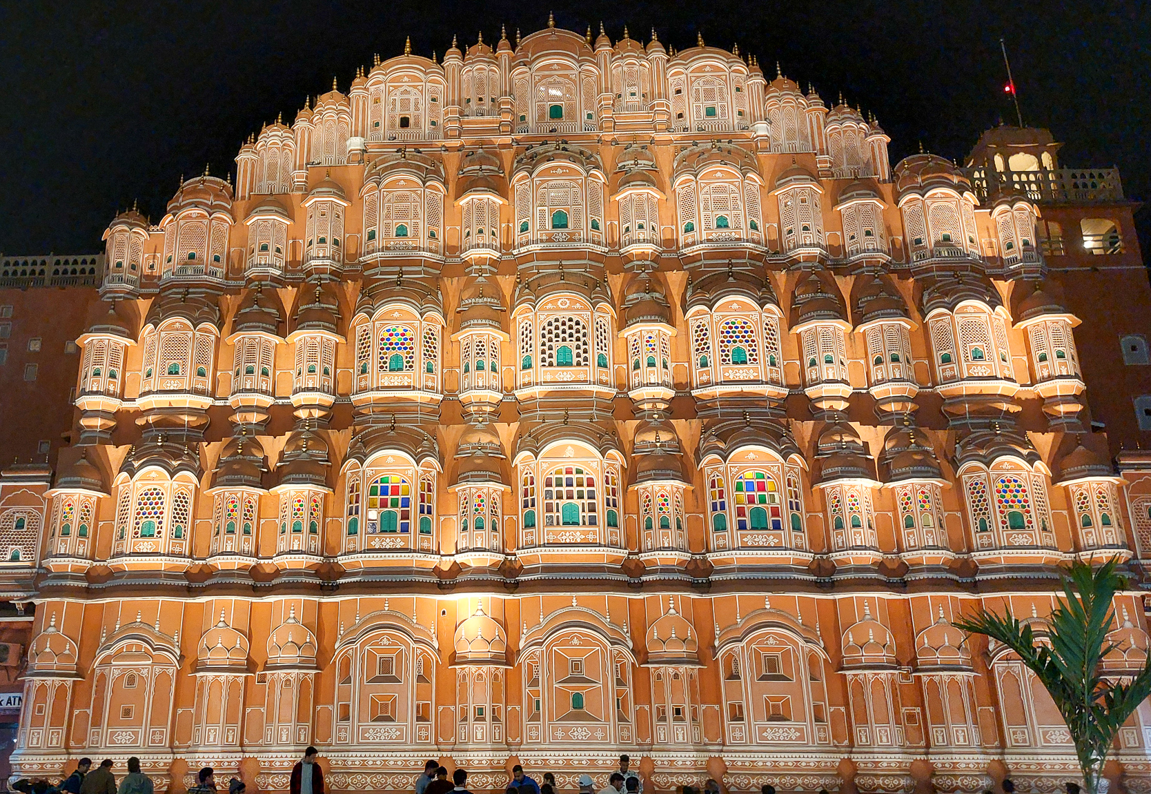 <span  class="uc_style_uc_tiles_grid_image_elementor_uc_items_attribute_title" style="color:#ffffff;">'Hawa Mahal' at night</span>