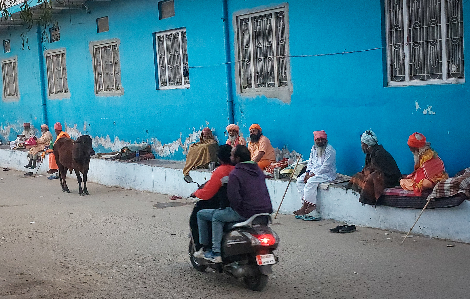 <span  class="uc_style_uc_tiles_grid_image_elementor_uc_items_attribute_title" style="color:#ffffff;">Wise Man (Gurus?) sitting at the edge of the road, waiting for ...what!?</span>