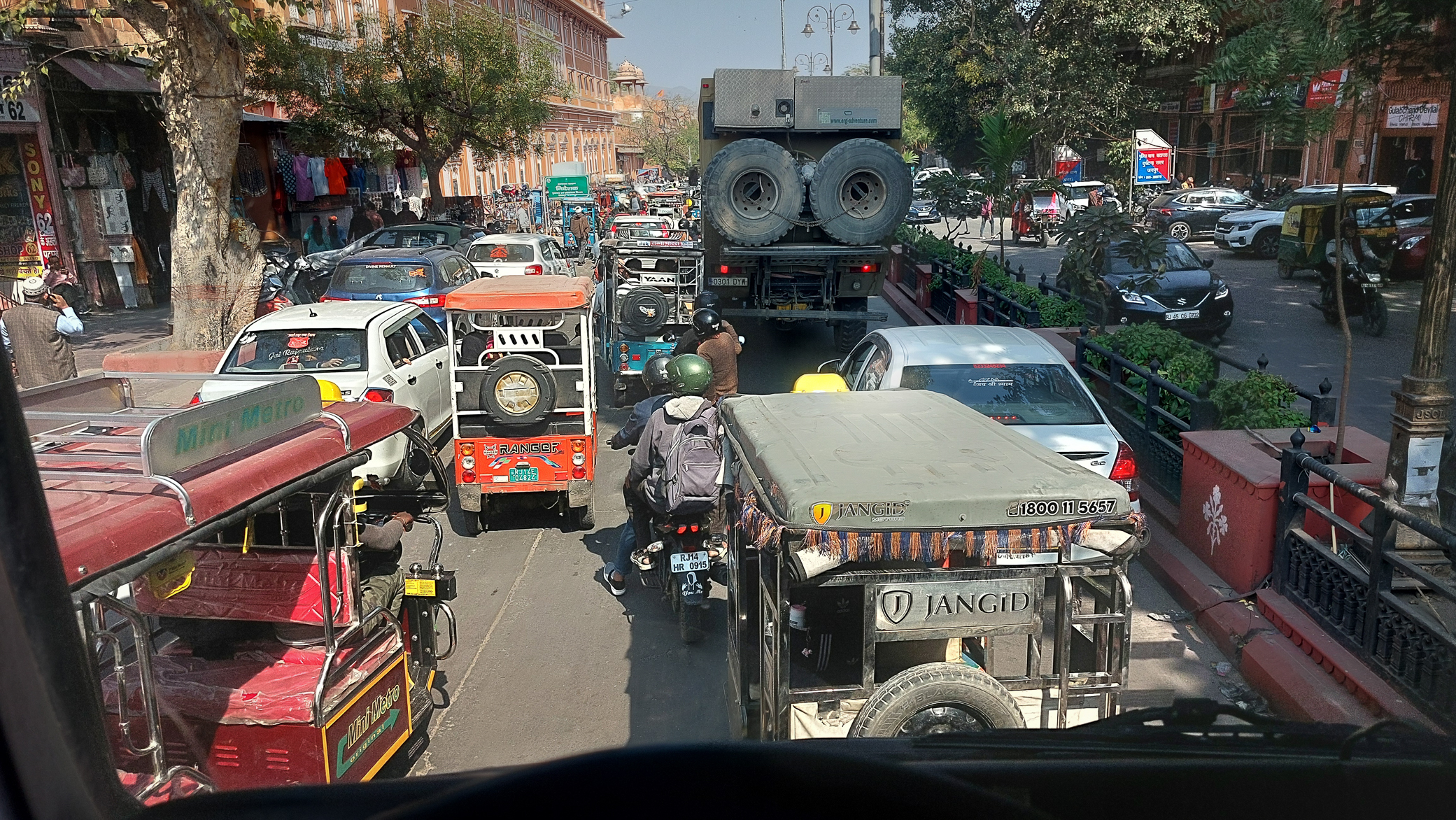 <span  class="uc_style_uc_tiles_grid_image_elementor_uc_items_attribute_title" style="color:#ffffff;">Jaipur: the traffic was really busy</span>