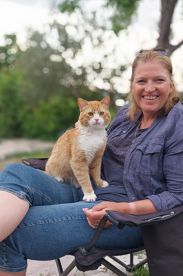 <span  class="uc_style_uc_tiles_grid_image_elementor_uc_items_attribute_title" style="color:#ffffff;">Visitor!</span>