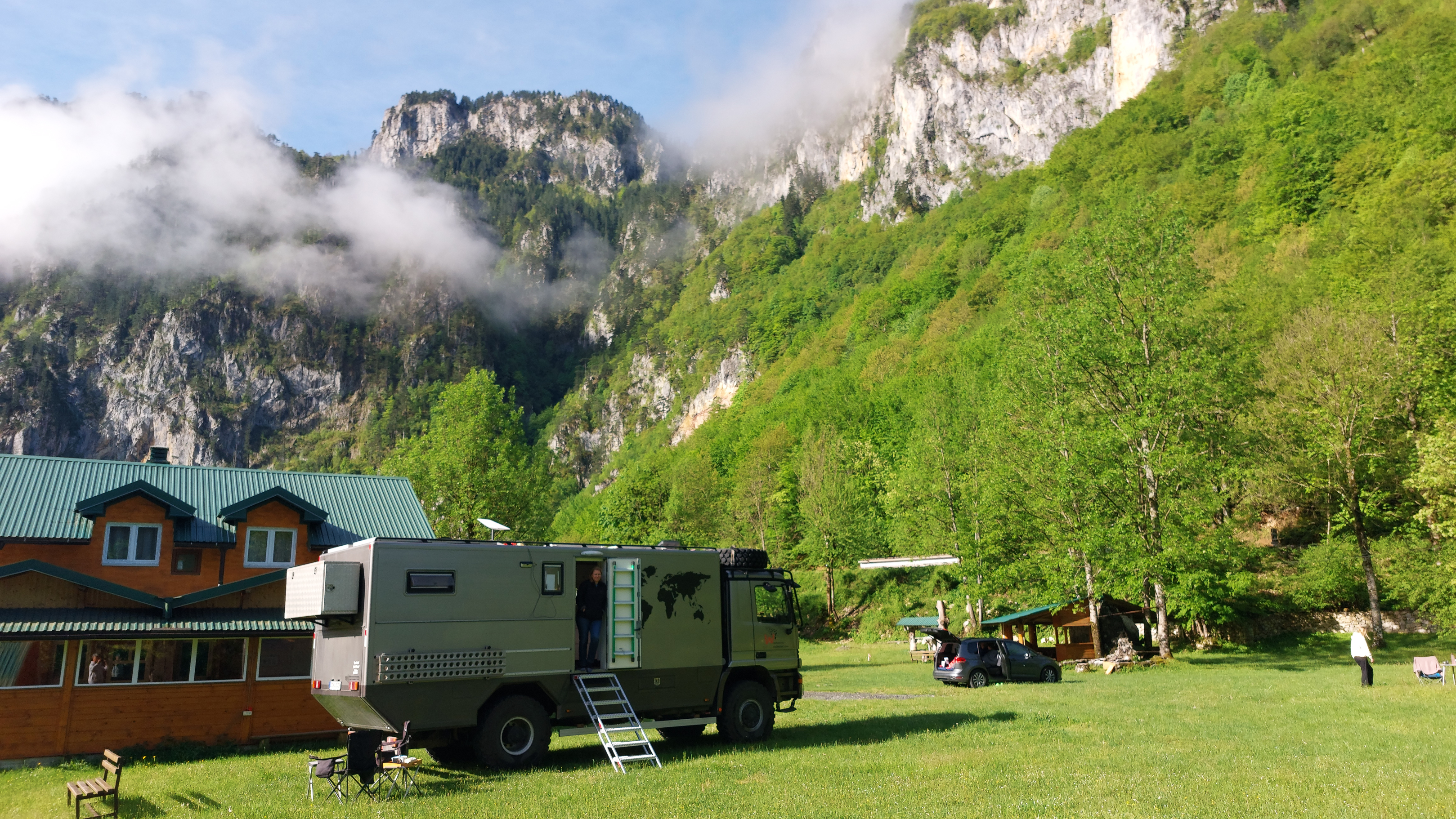 <span  class="uc_style_uc_tiles_grid_image_elementor_uc_items_attribute_title" style="color:#ffffff;">Montenegro</span>