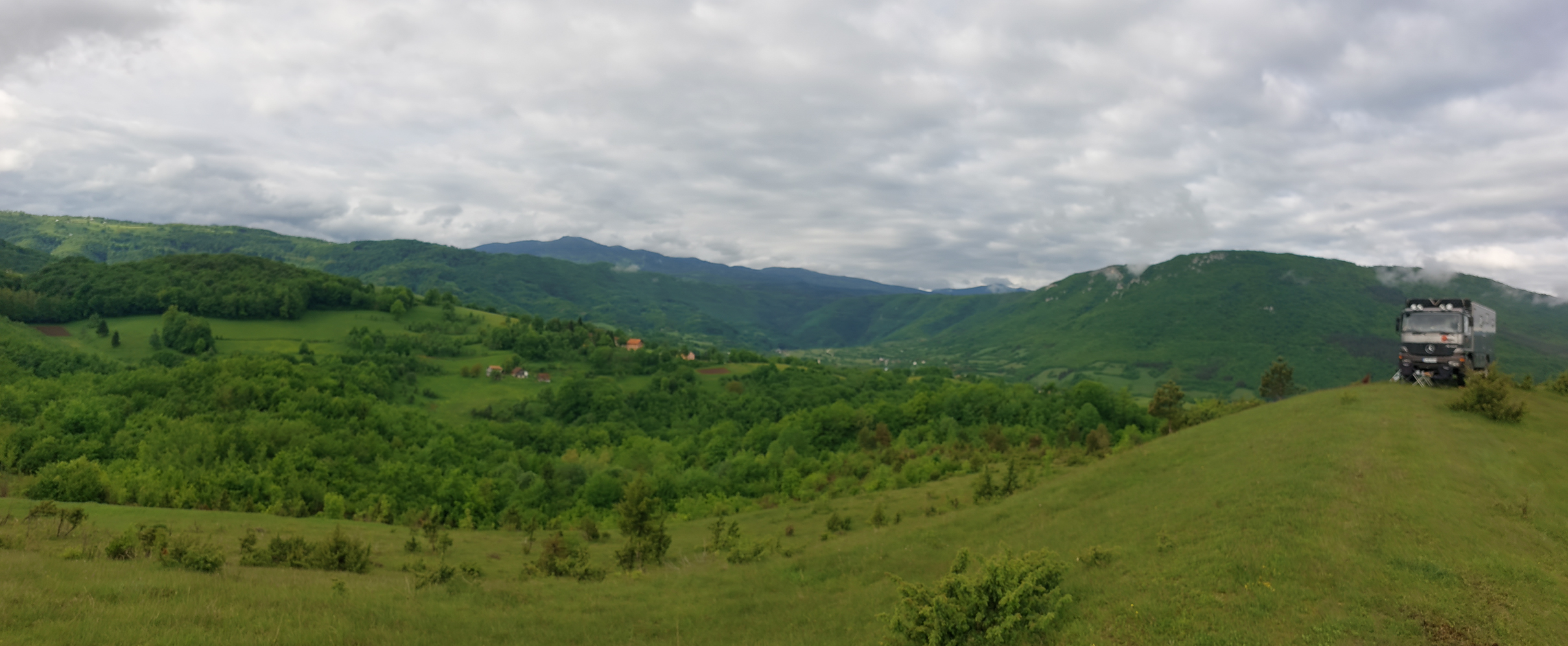 <span  class="uc_style_uc_tiles_grid_image_elementor_uc_items_attribute_title" style="color:#ffffff;">Bosnia country side</span>