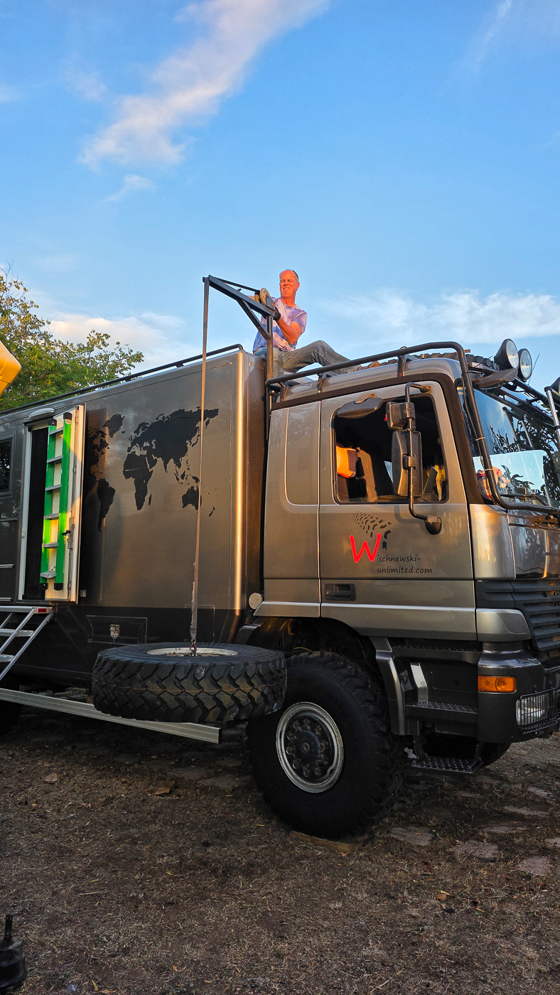 <span  class="uc_style_uc_tiles_grid_image_elementor_uc_items_attribute_title" style="color:#ffffff;">New shoes for Wischenwski: tire change</span>