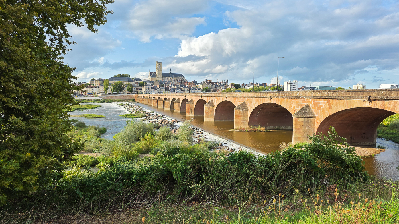 <span  class="uc_style_uc_tiles_grid_image_elementor_uc_items_attribute_title" style="color:#ffffff;">France: Pont de Loire at Nevers</span>
