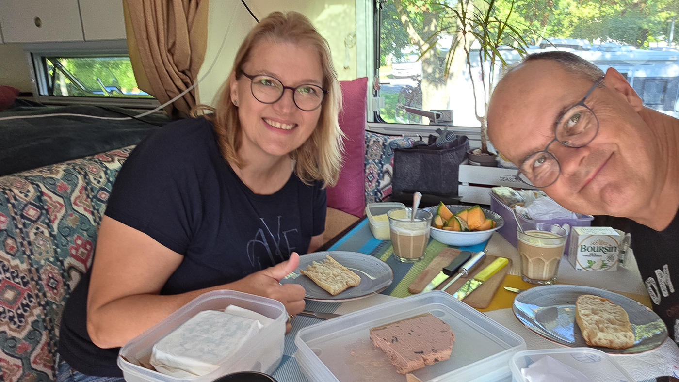 <span  class="uc_style_uc_tiles_grid_image_elementor_uc_items_attribute_title" style="color:#ffffff;">Dinner table @ Wischenwski full with tasty Frensh food</span>