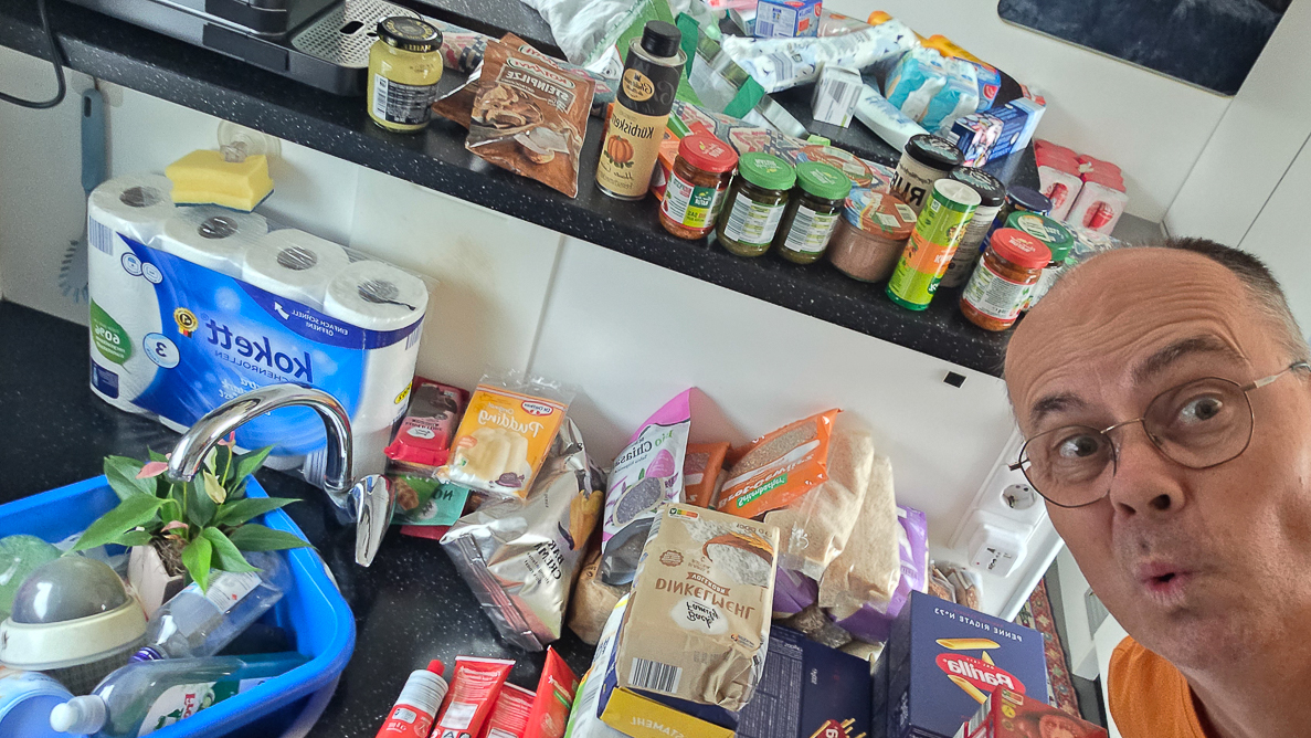 <span  class="uc_style_uc_tiles_grid_image_elementor_uc_items_attribute_title" style="color:#ffffff;">Big shopping before we leave!</span>