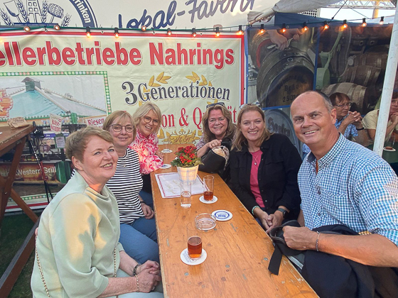 <span  class="uc_style_uc_tiles_grid_image_elementor_uc_items_attribute_title" style="color:#ffffff;">Friends and colleagues in Düsseldorf</span>
