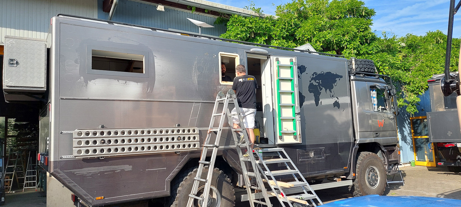 <span  class="uc_style_uc_tiles_grid_image_elementor_uc_items_attribute_title" style="color:#ffffff;">New windows for Wischnewski</span>