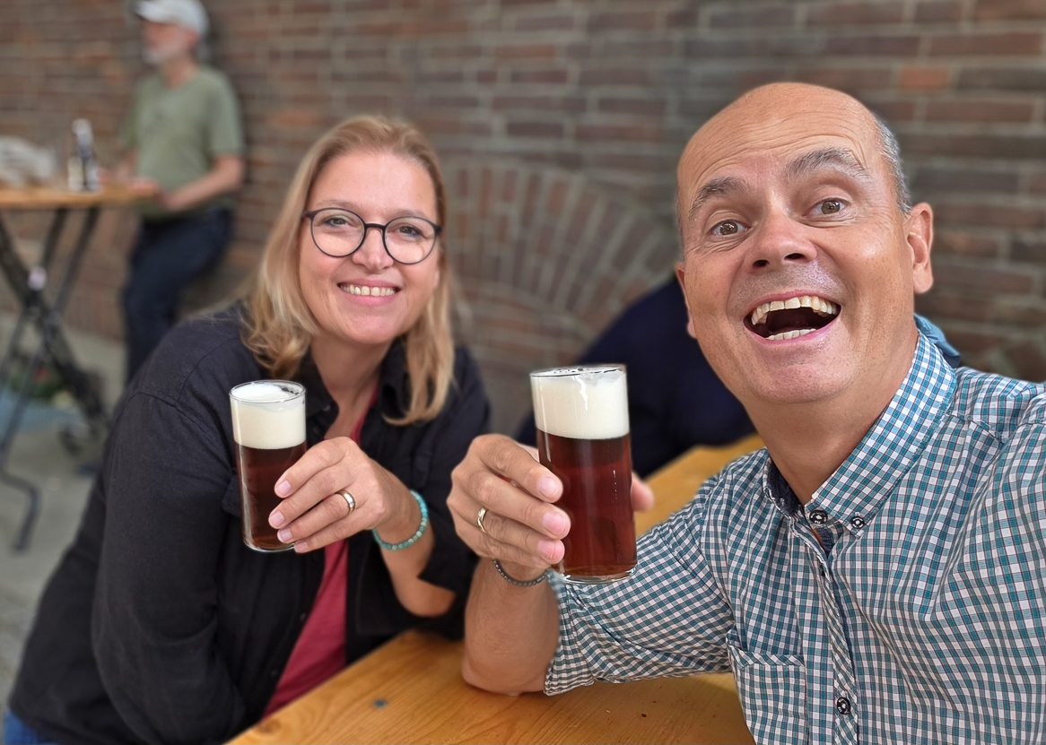 <span  class="uc_style_uc_tiles_grid_image_elementor_uc_items_attribute_title" style="color:#ffffff;">What is the first thing that a 'Düsseldorfer' does when he returns home? ...Uerige!</span>