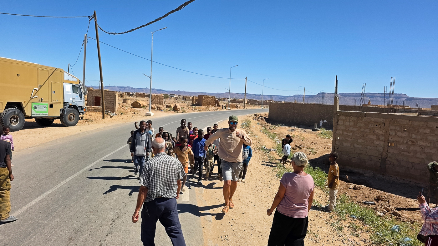 <span  class="uc_style_uc_tiles_grid_image_elementor_uc_items_attribute_title" style="color:#ffffff;">Kids on the street while we are picking up water</span>