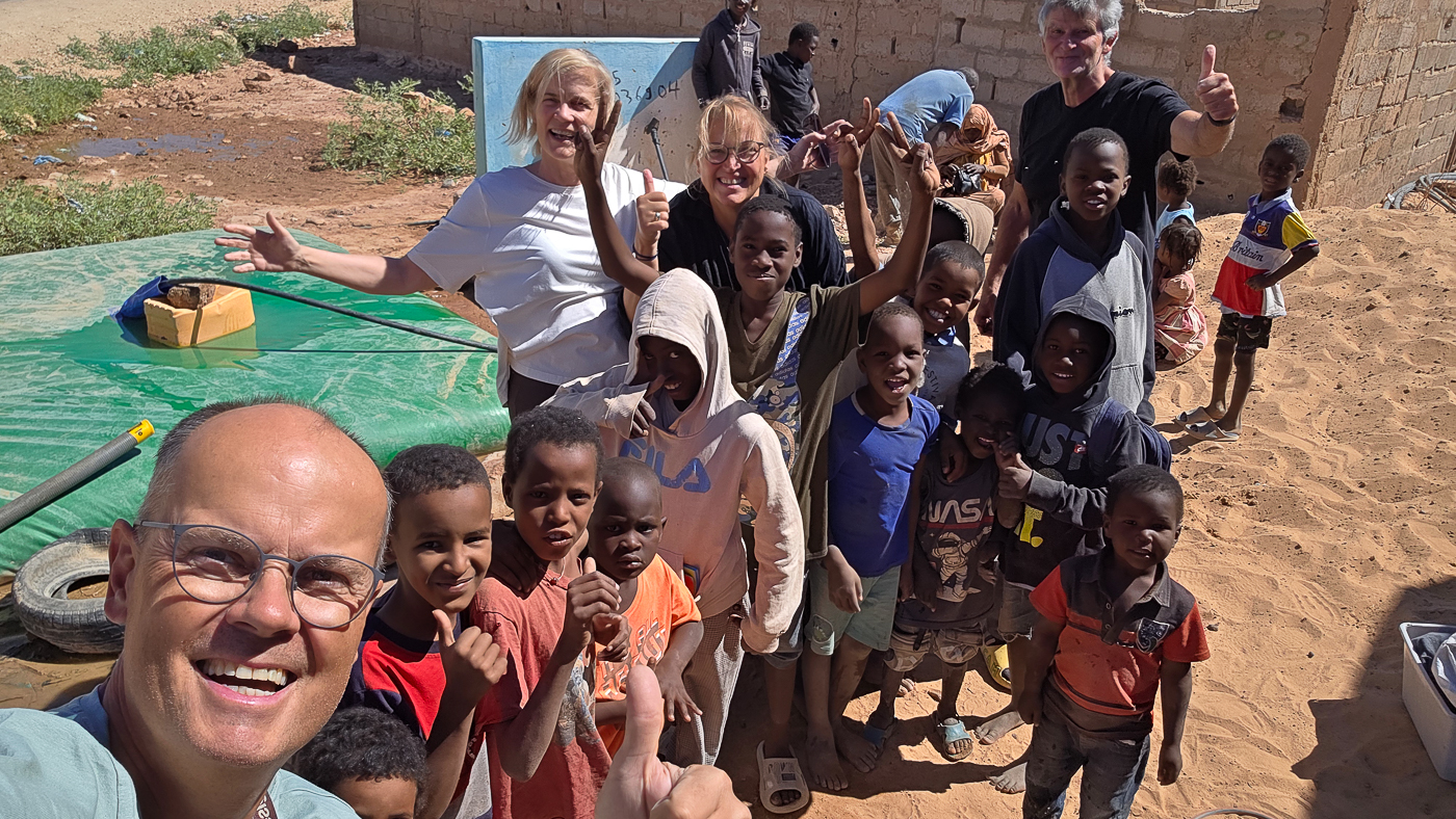 <span  class="uc_style_uc_tiles_grid_image_elementor_uc_items_attribute_title" style="color:#ffffff;">Kids on the street while we are picking up water</span>