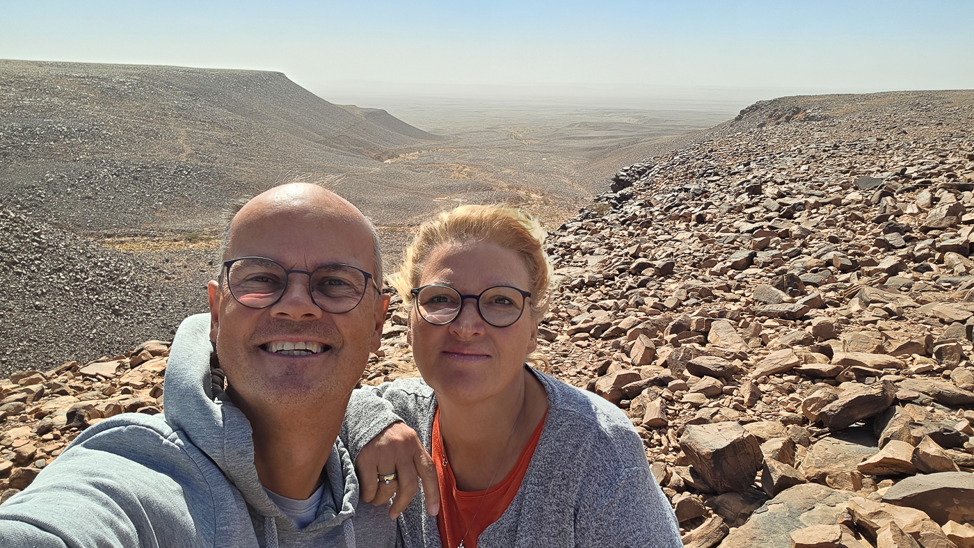 <span  class="uc_style_uc_tiles_grid_image_elementor_uc_items_attribute_title" style="color:#ffffff;">Overview of the stone desert at 'Richat Structure'</span>