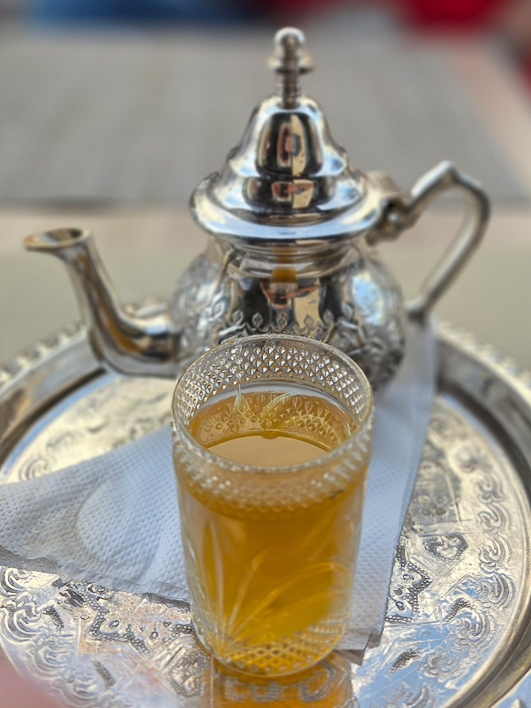 <span  class="uc_style_uc_tiles_grid_image_elementor_uc_items_attribute_title" style="color:#ffffff;">thé de mente, the drink in Morroco</span>