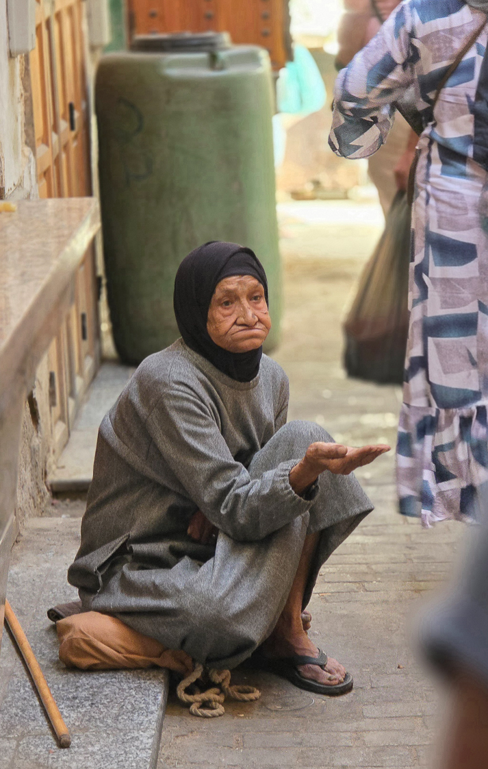 <span  class="uc_style_uc_tiles_grid_image_elementor_uc_items_attribute_title" style="color:#ffffff;">Begging on the streets, you can see often...</span>